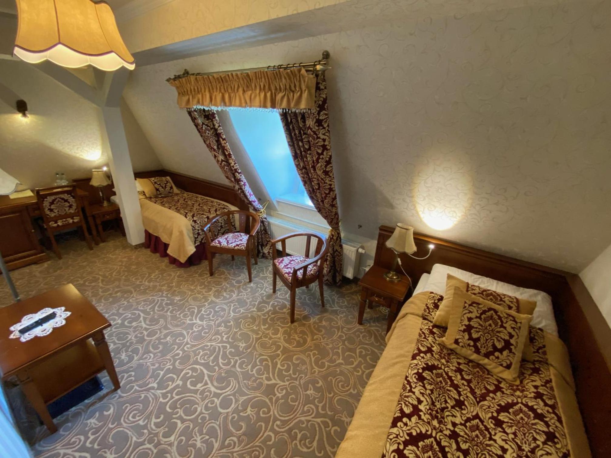 Standard Double or Twin Room - Photo 10