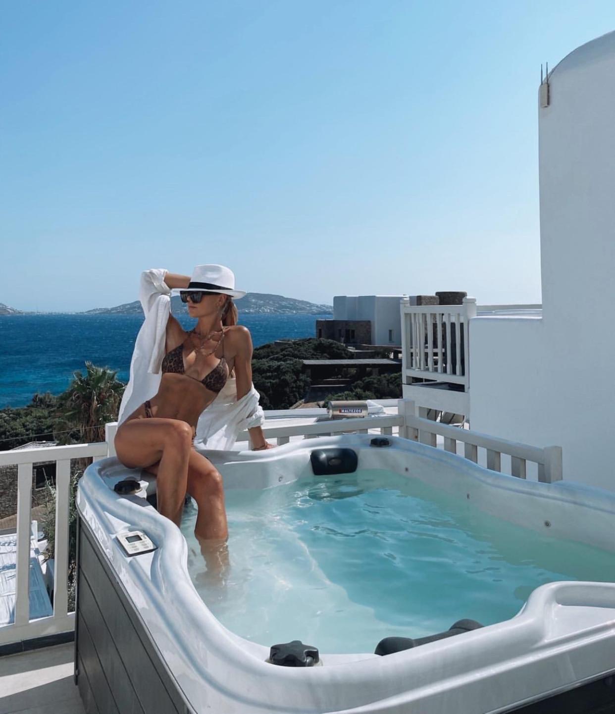 Honeymoon Suite with Hot Tub and Sea View - Photo 4