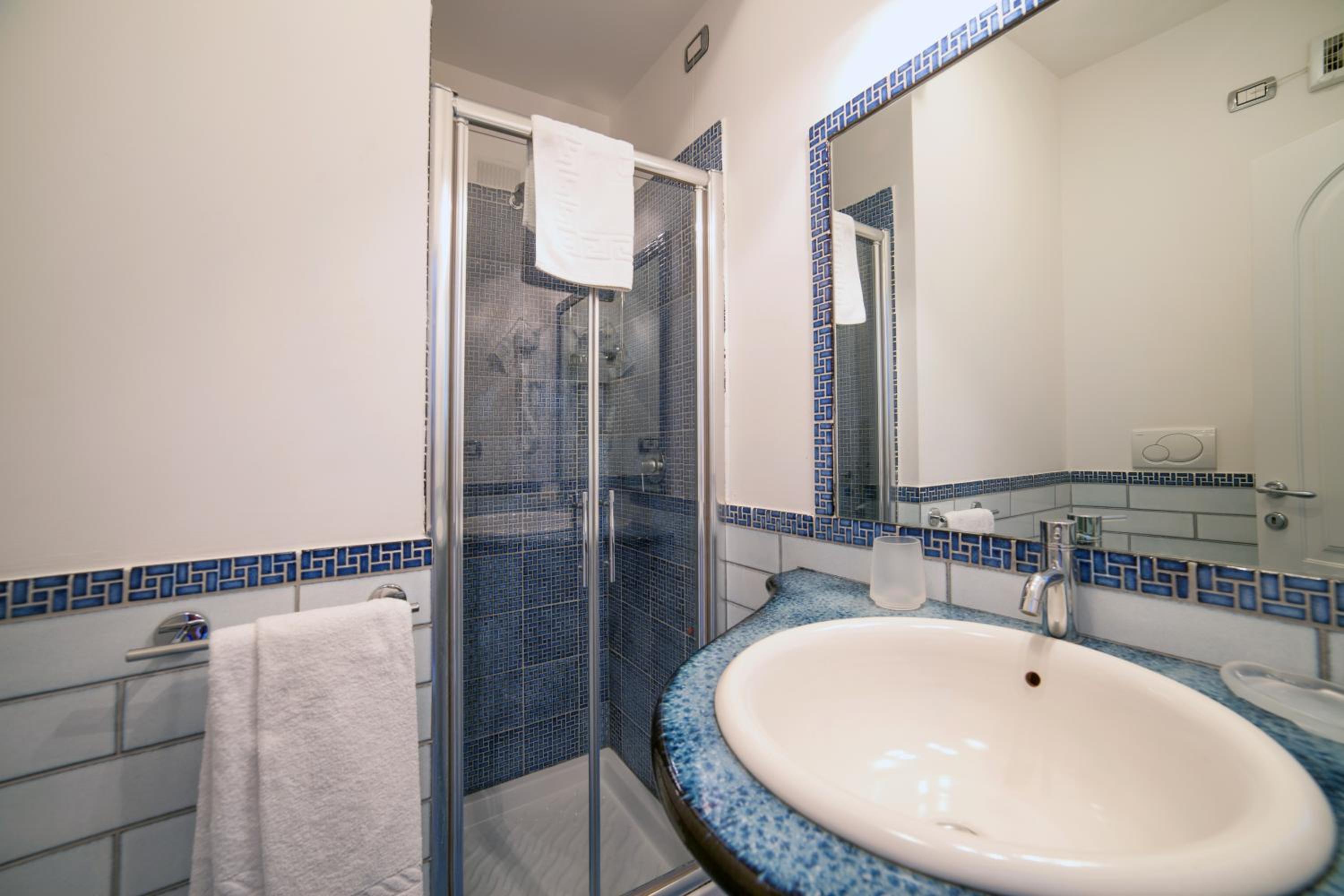 Superior Double Room with Private Balcony and Sea View - Photo 3