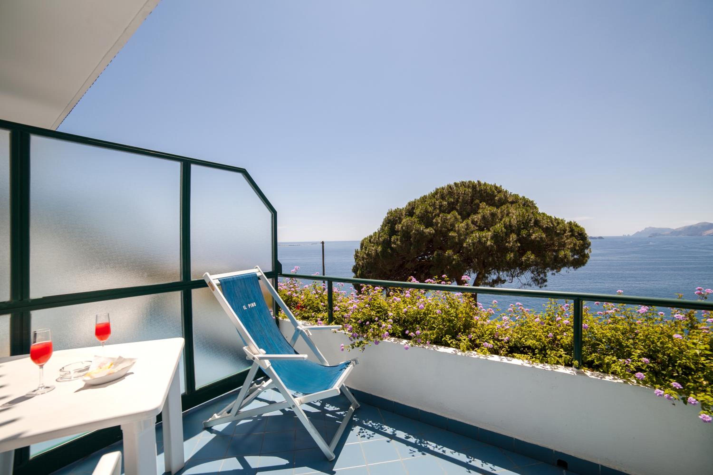 Superior Double Room with Private Balcony and Sea View - Photo 2