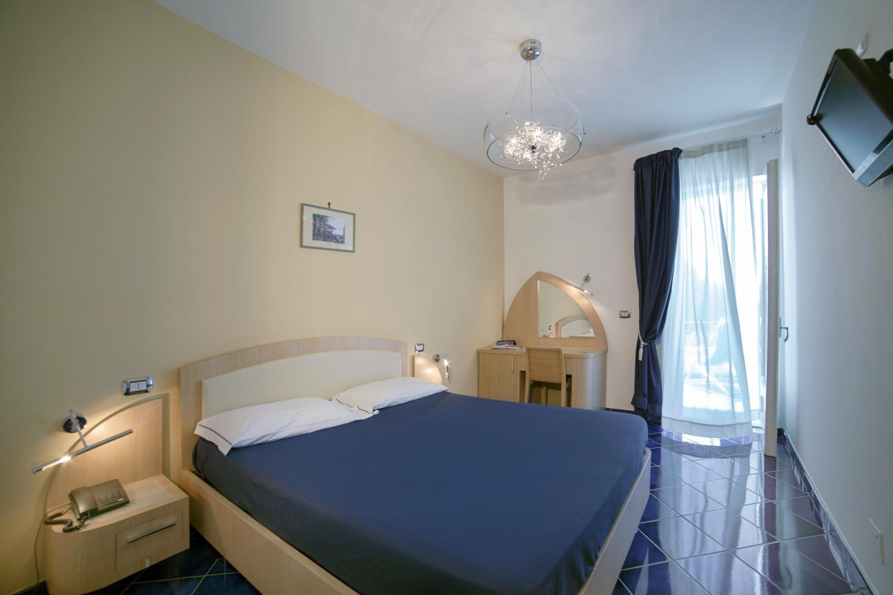 Superior Double Room with Private Balcony and Sea View - Photo 1