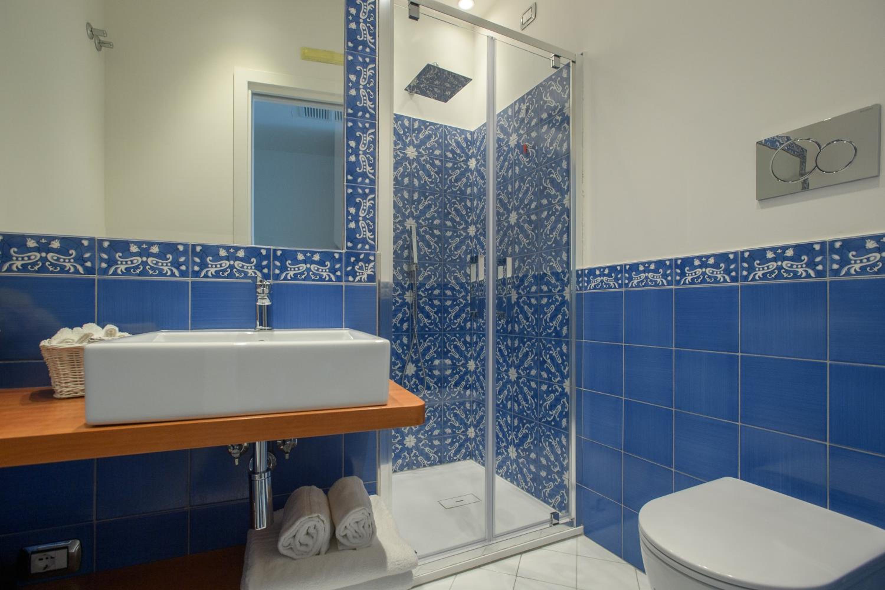 Classic Double Room with Sea View - Photo 3
