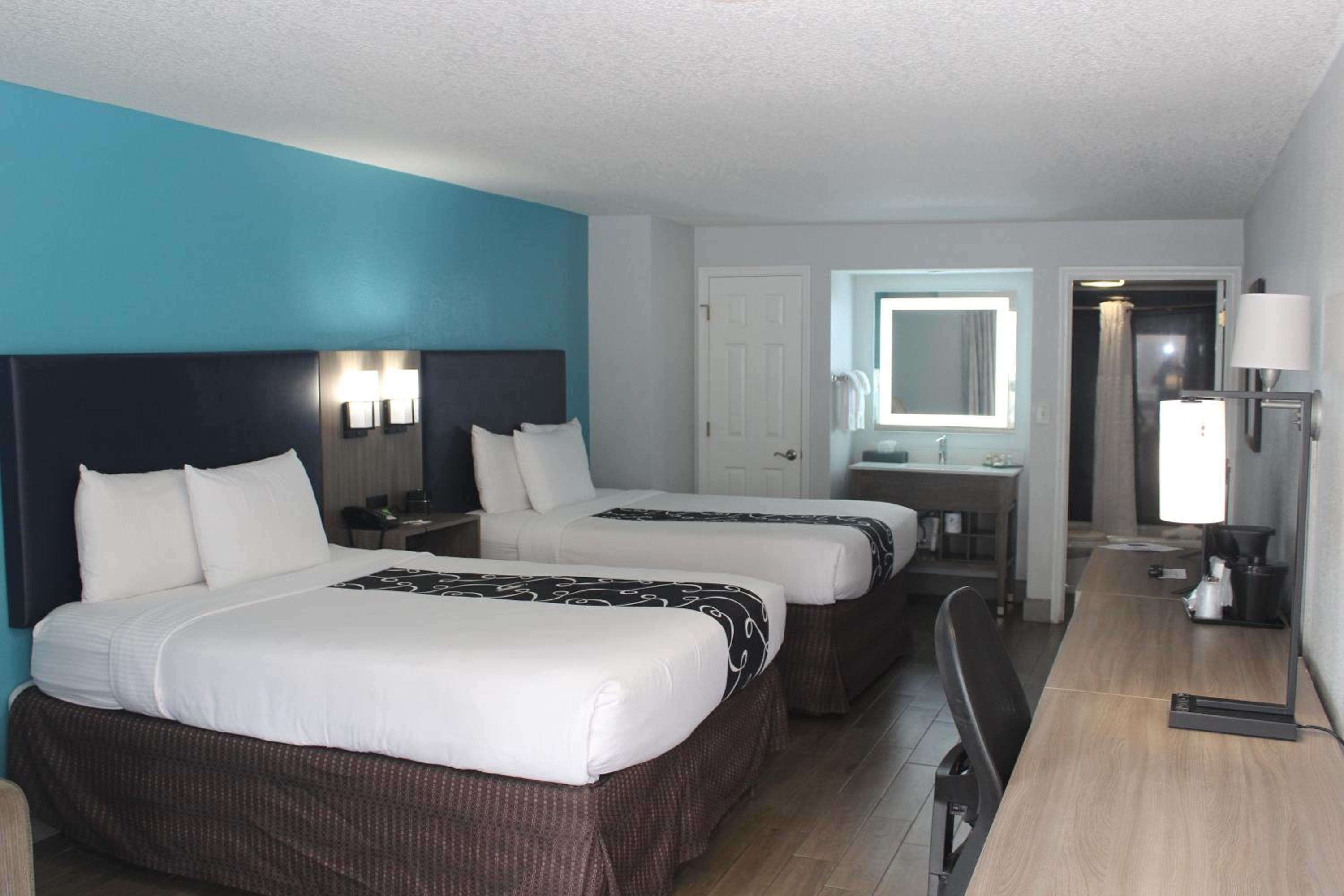 Queen Room with Two Queen Beds and City View - Non-Smoking - Photo 3