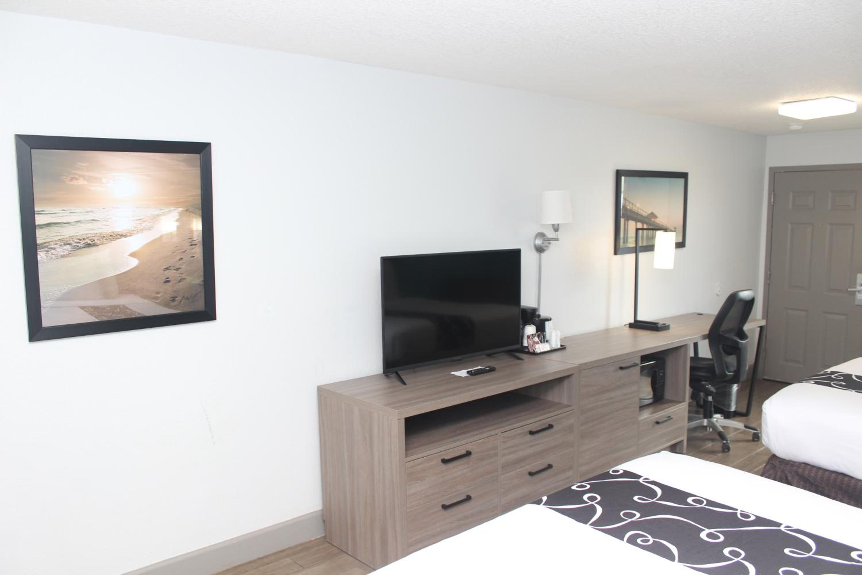 Queen Room with Two Queen Beds and City View - Non-Smoking - Photo 6