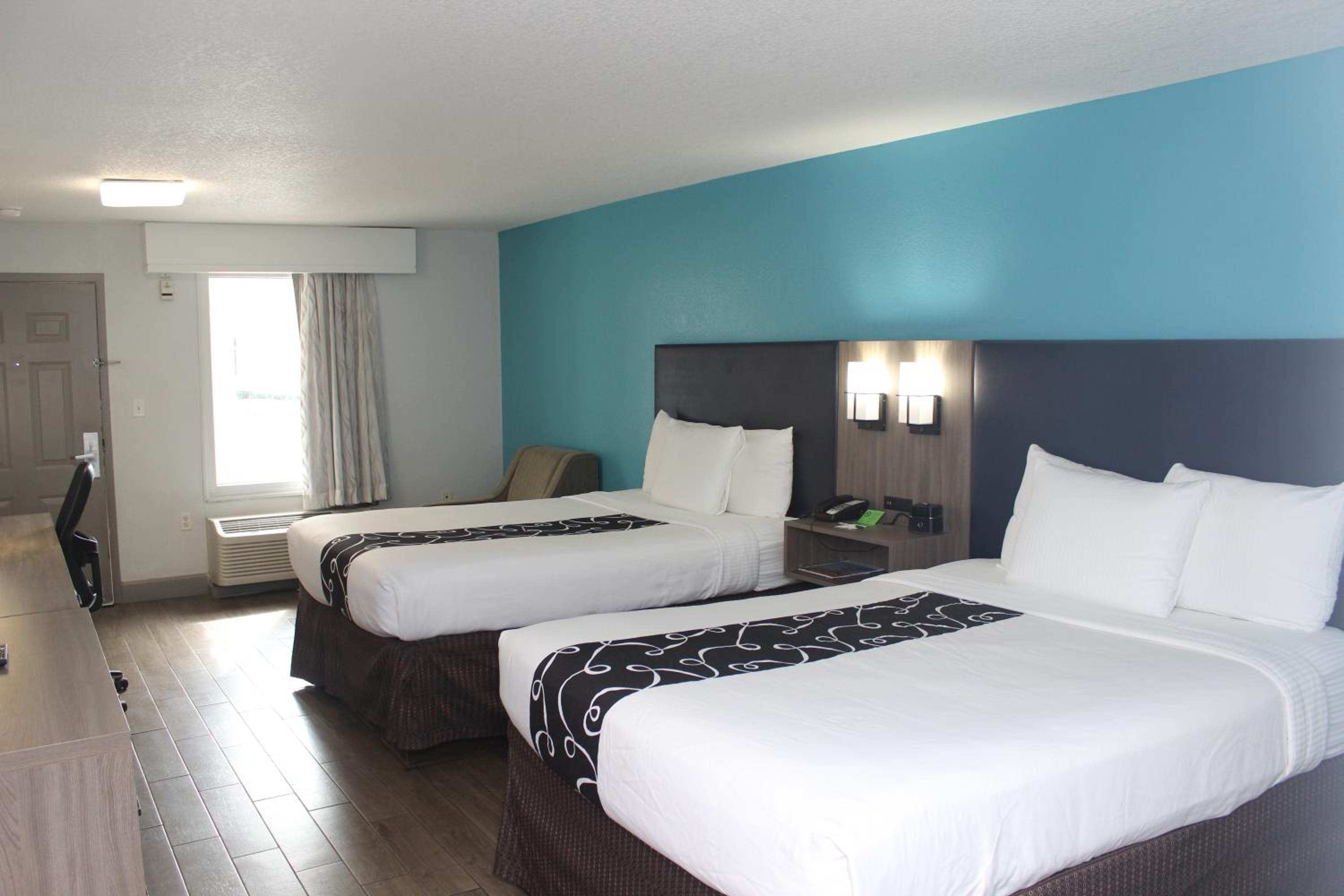 Queen Room with Two Queen Beds and City View - Non-Smoking - Photo 2