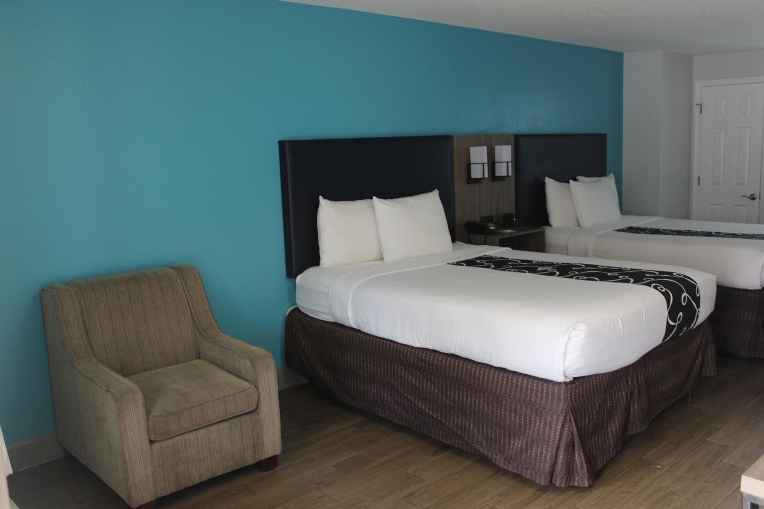 Queen Room with Two Queen Beds and City View - Non-Smoking - Photo 7