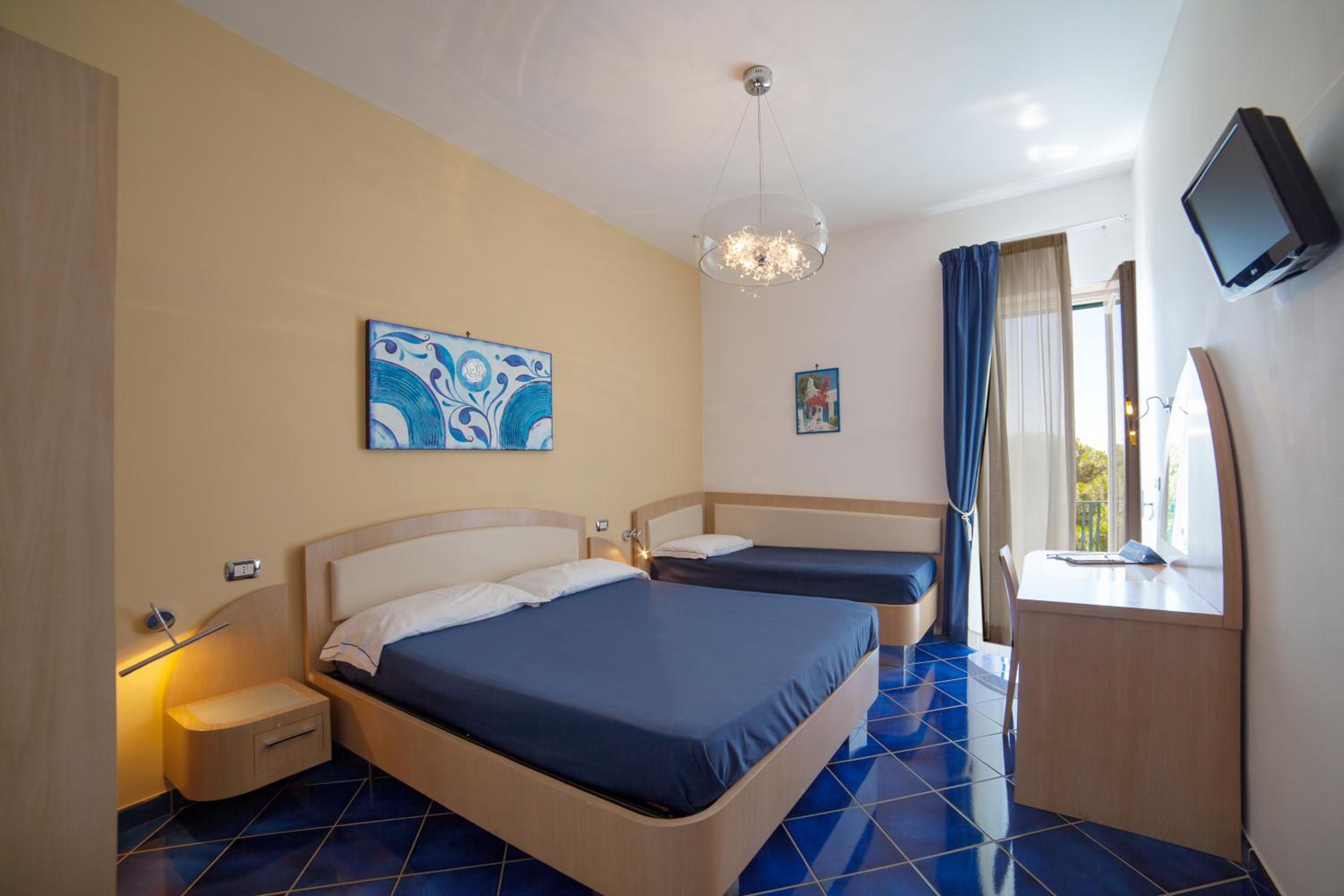 Triple Room with Sea View and Private Balcony - Photo 1