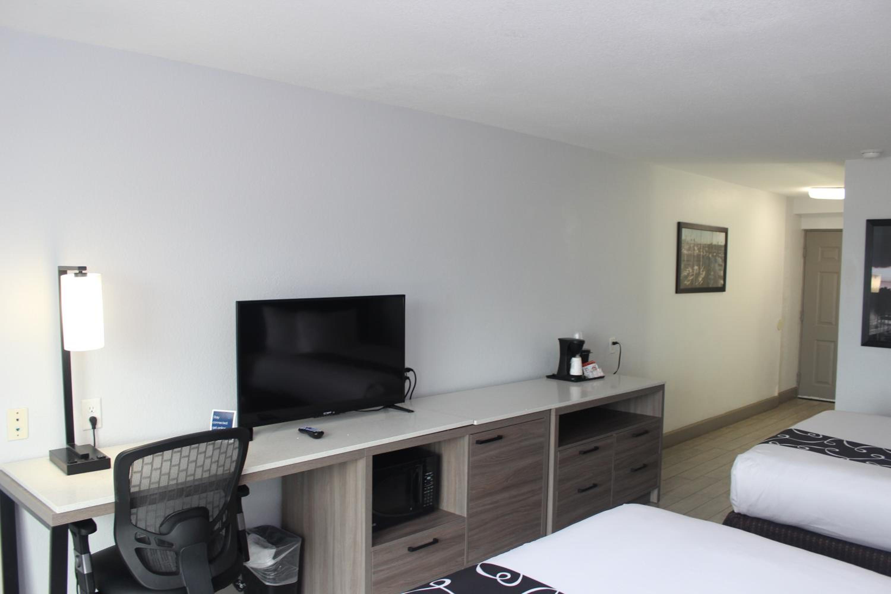 Oceanfront Queen Room with Two Queen Beds - Non-Smoking - Photo 4