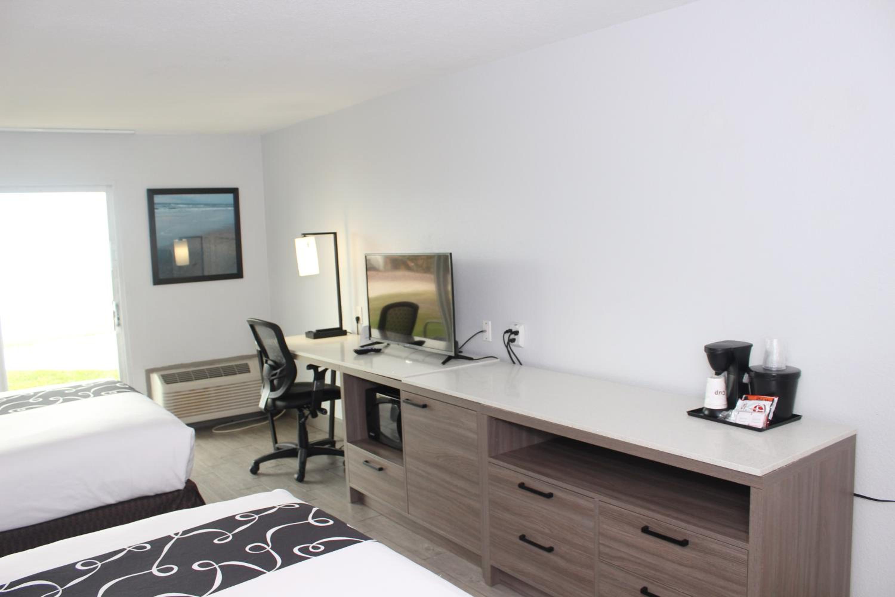 Oceanfront Queen Room with Two Queen Beds - Non-Smoking - Photo 10