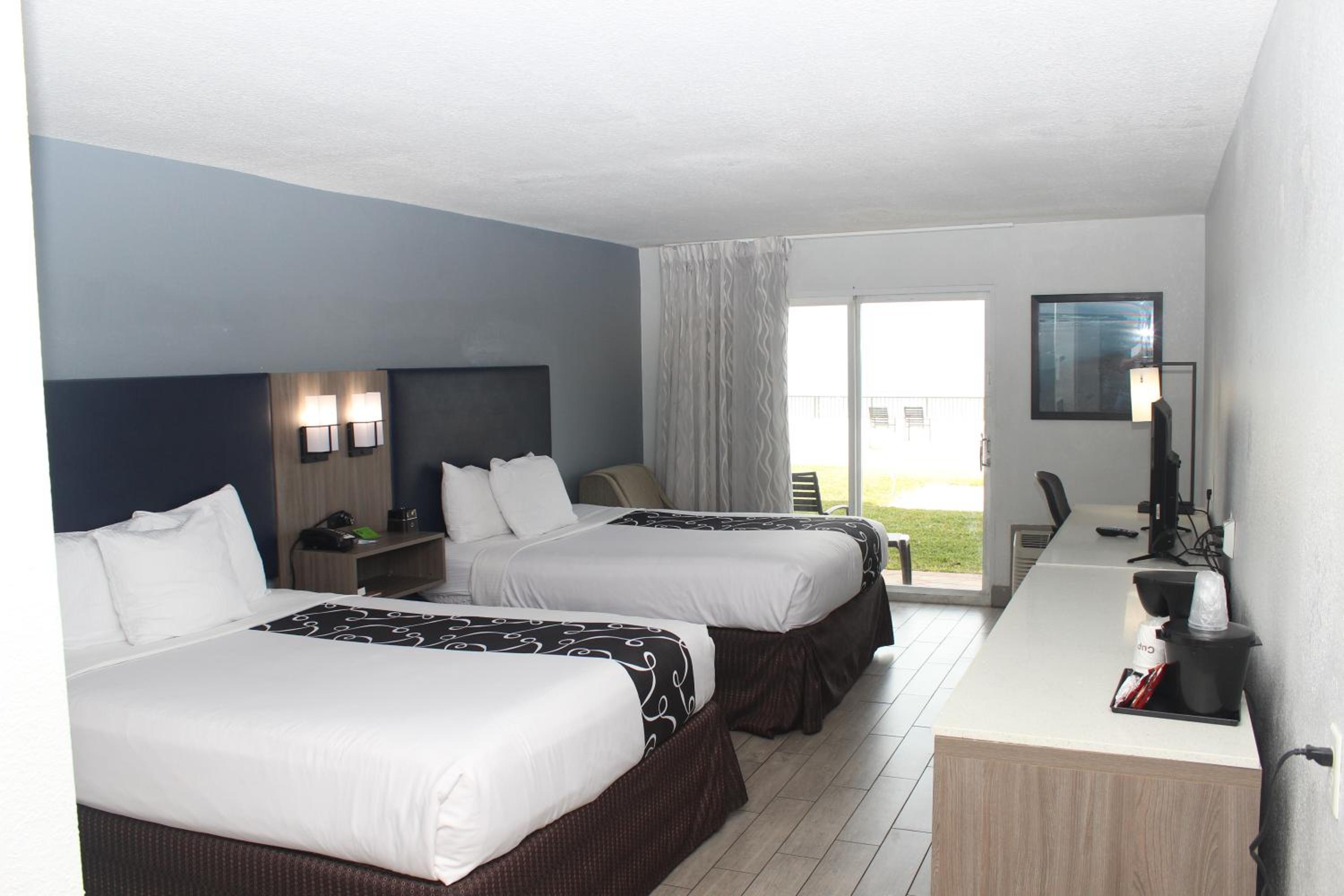 Oceanfront Queen Room with Two Queen Beds - Non-Smoking - Photo 6