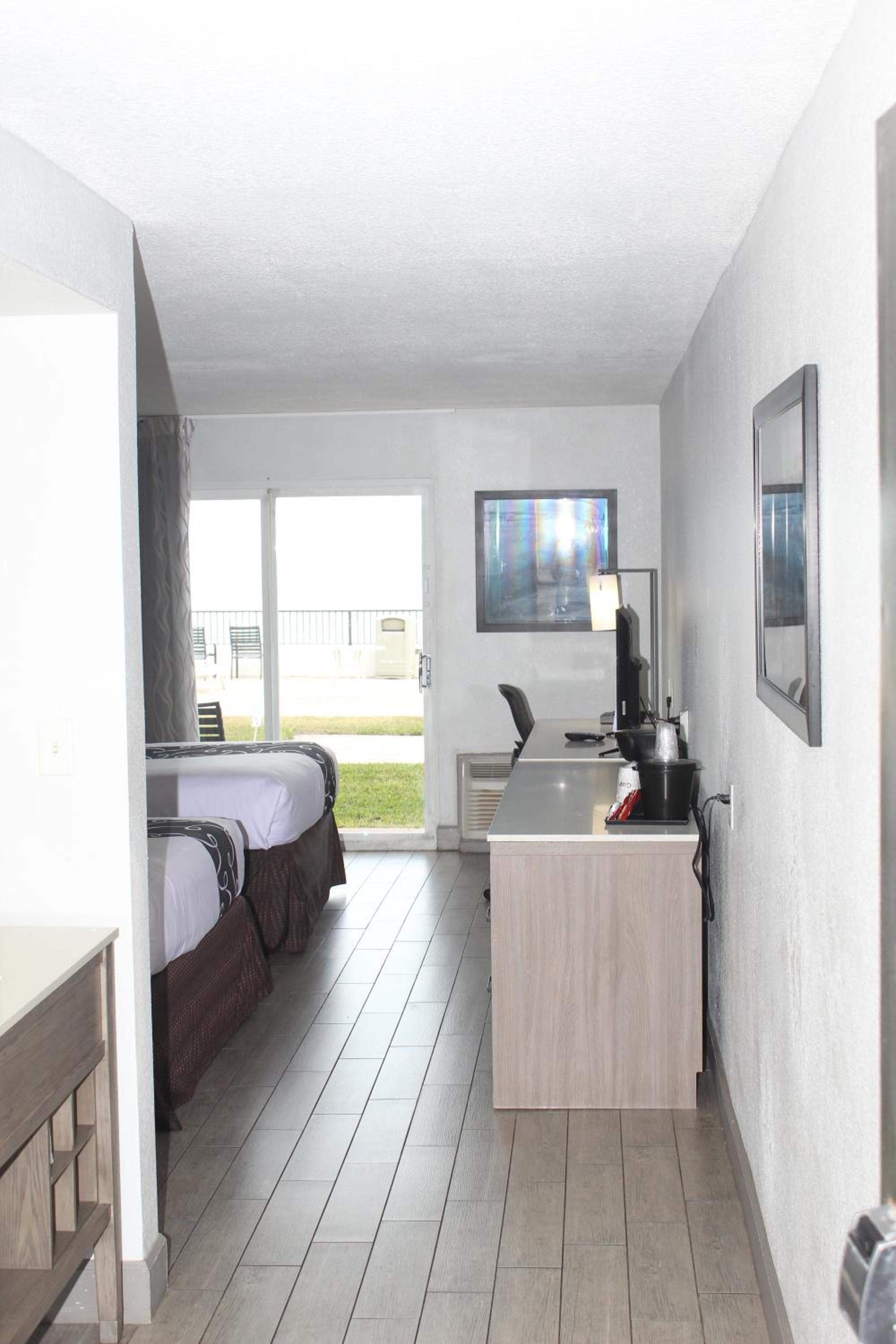 Oceanfront Queen Room with Two Queen Beds - Non-Smoking - Photo 11