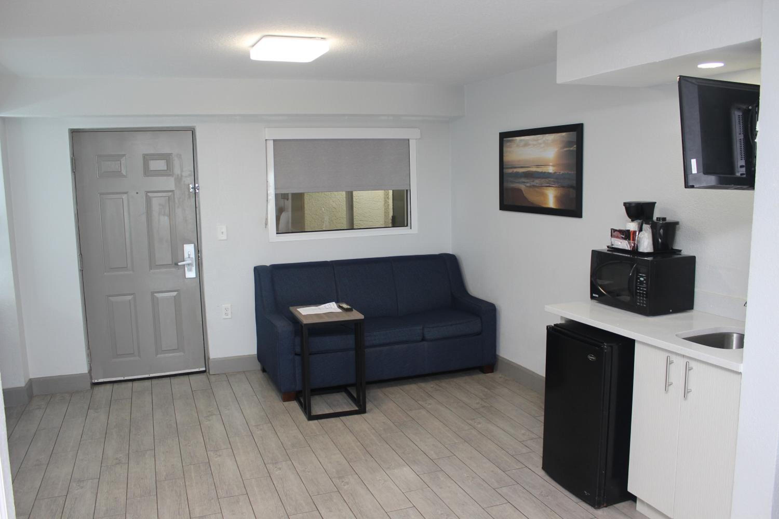 Oceanfront Queen Suite with Sofa - Non-Smoking - Photo 8