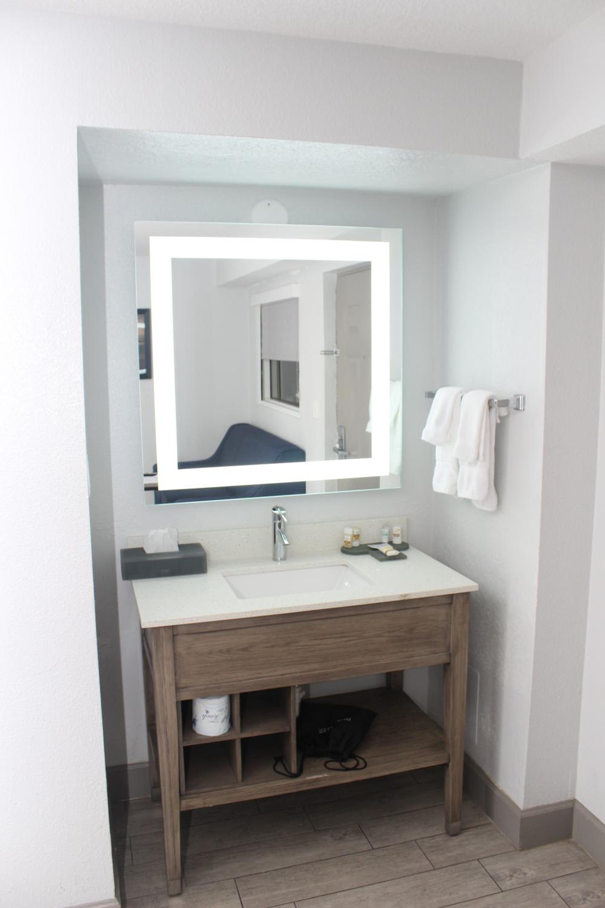 Queen Room with Two Queen Beds and City View - Non-Smoking - Photo 9