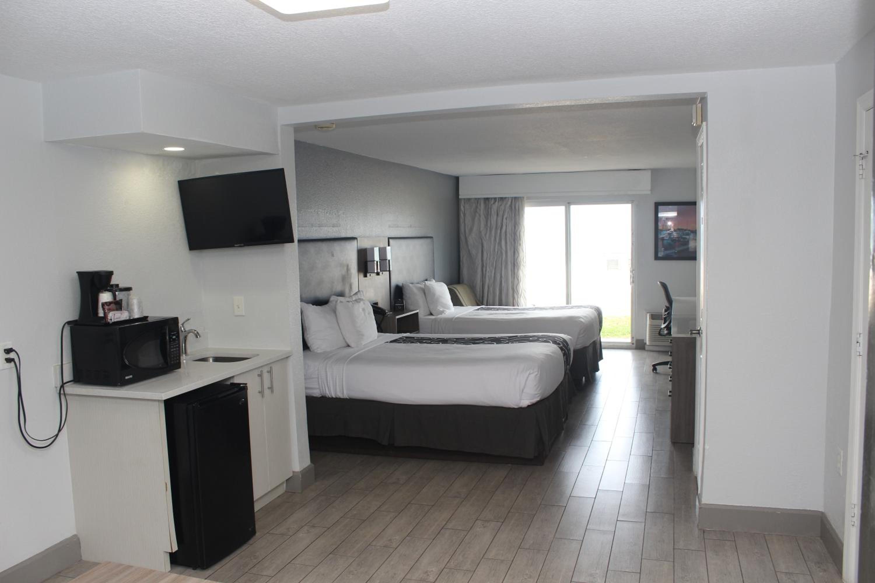 Oceanfront Queen Suite with Sofa - Non-Smoking - Photo 9