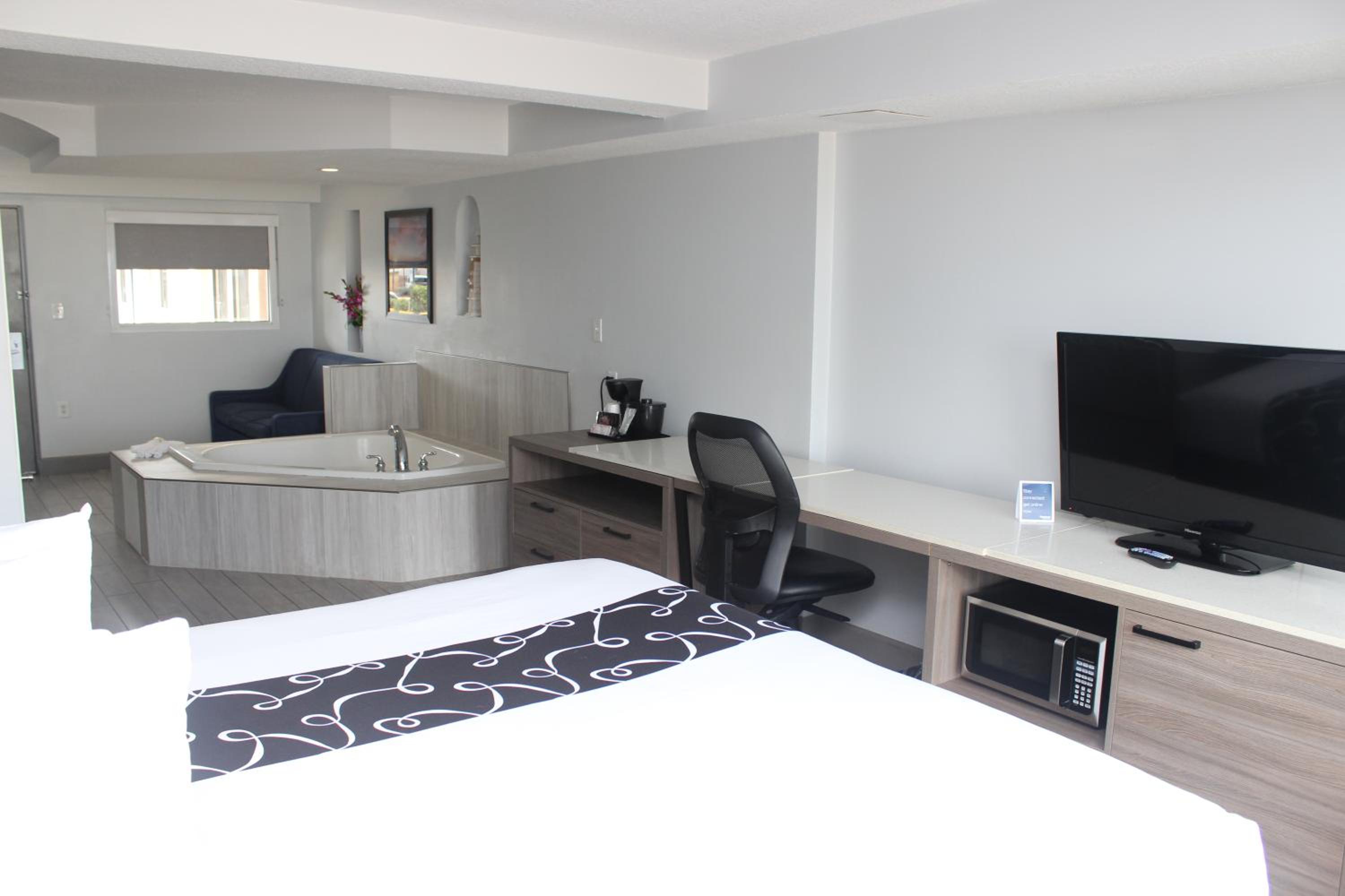 Oceanfront King Suite with Jettet Tub - Non-Smoking - Photo 6