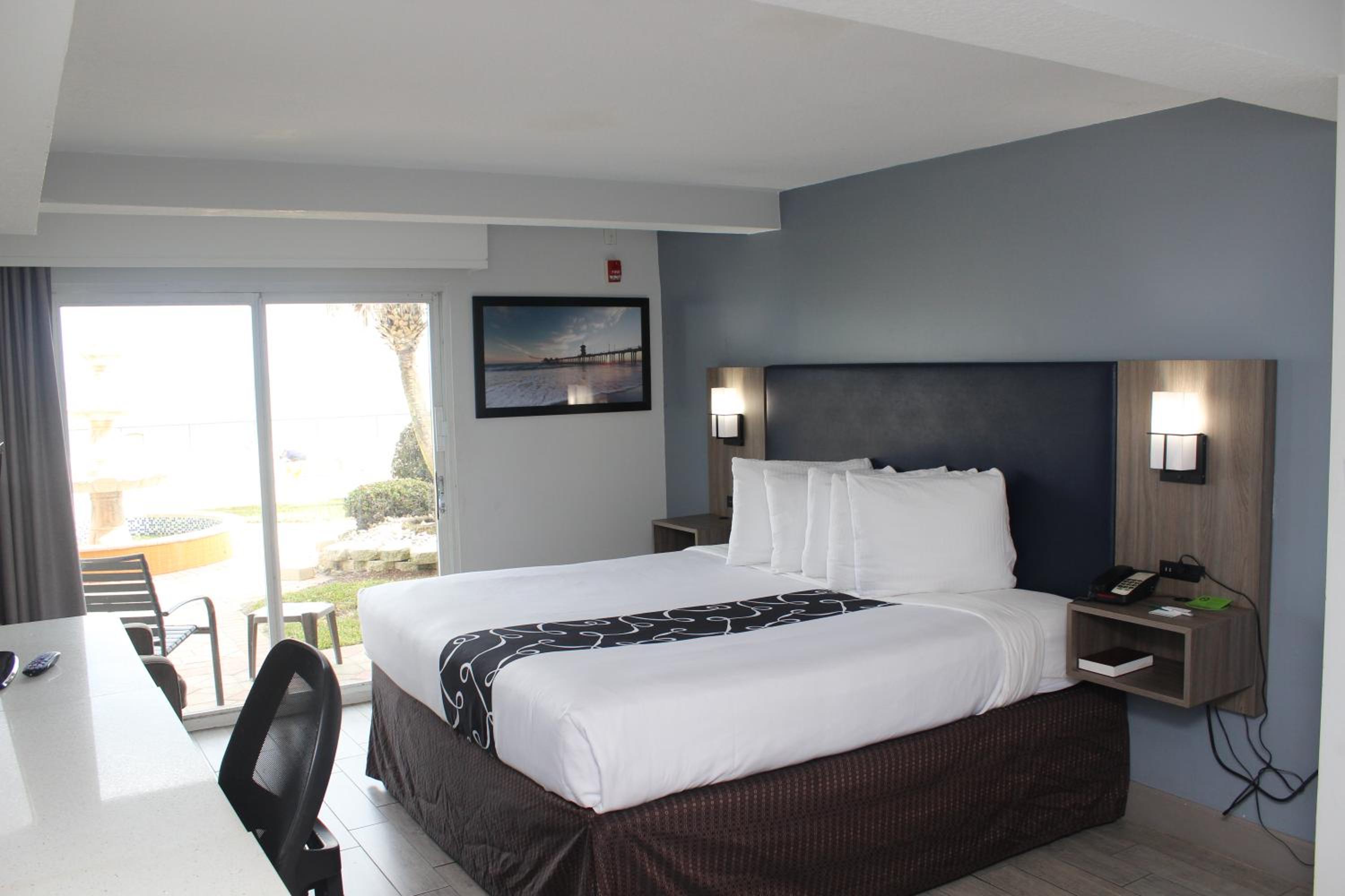 Oceanfront King Suite with Jettet Tub - Non-Smoking - Photo 5