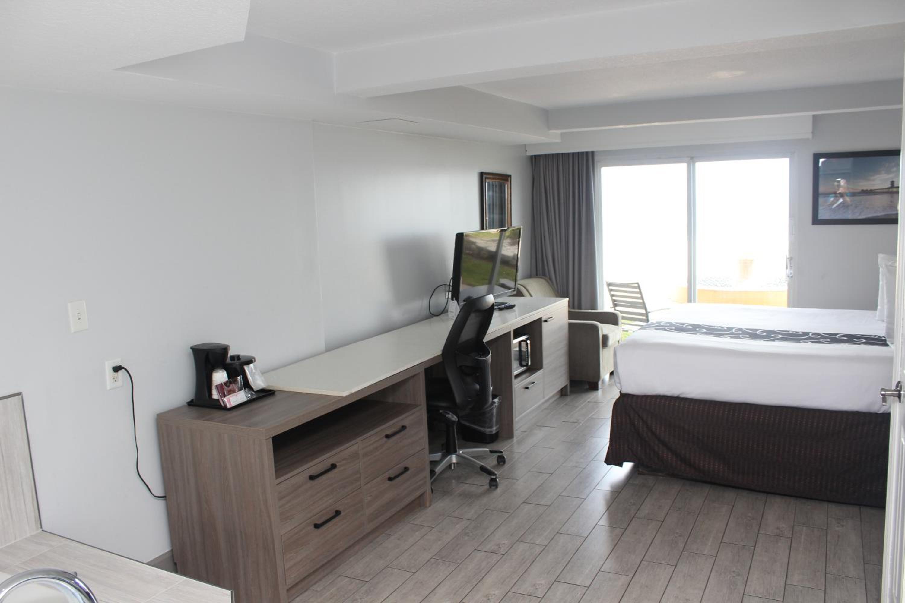 Oceanfront King Suite with Jettet Tub - Non-Smoking - Photo 7