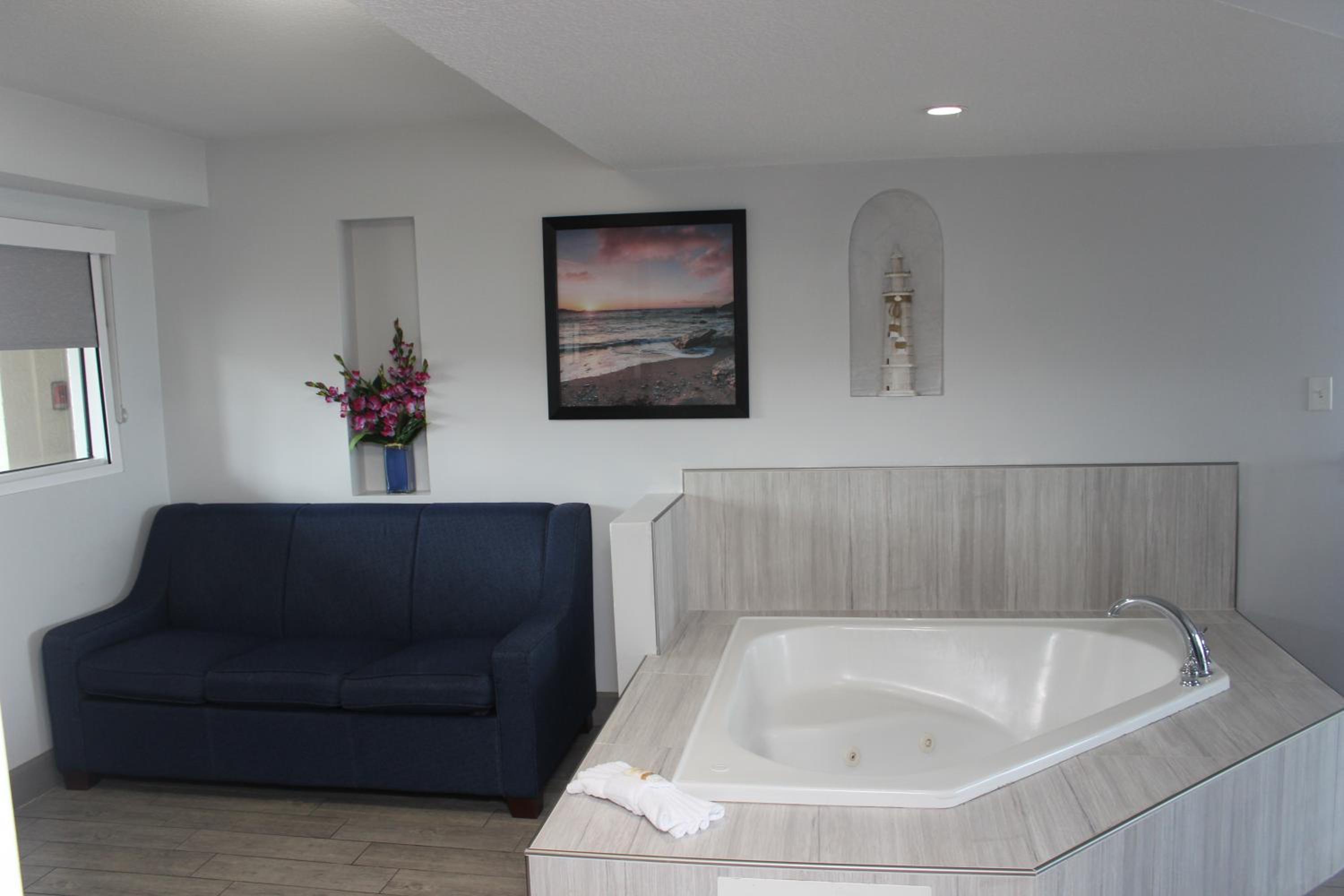 Oceanfront King Suite with Jettet Tub - Non-Smoking - Photo 8