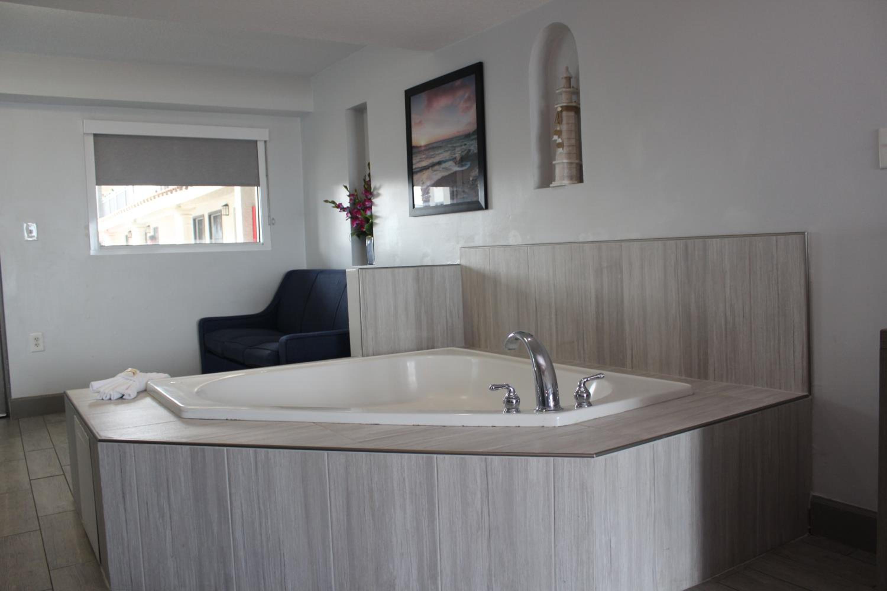 Oceanfront King Suite with Jettet Tub - Non-Smoking - Photo 9