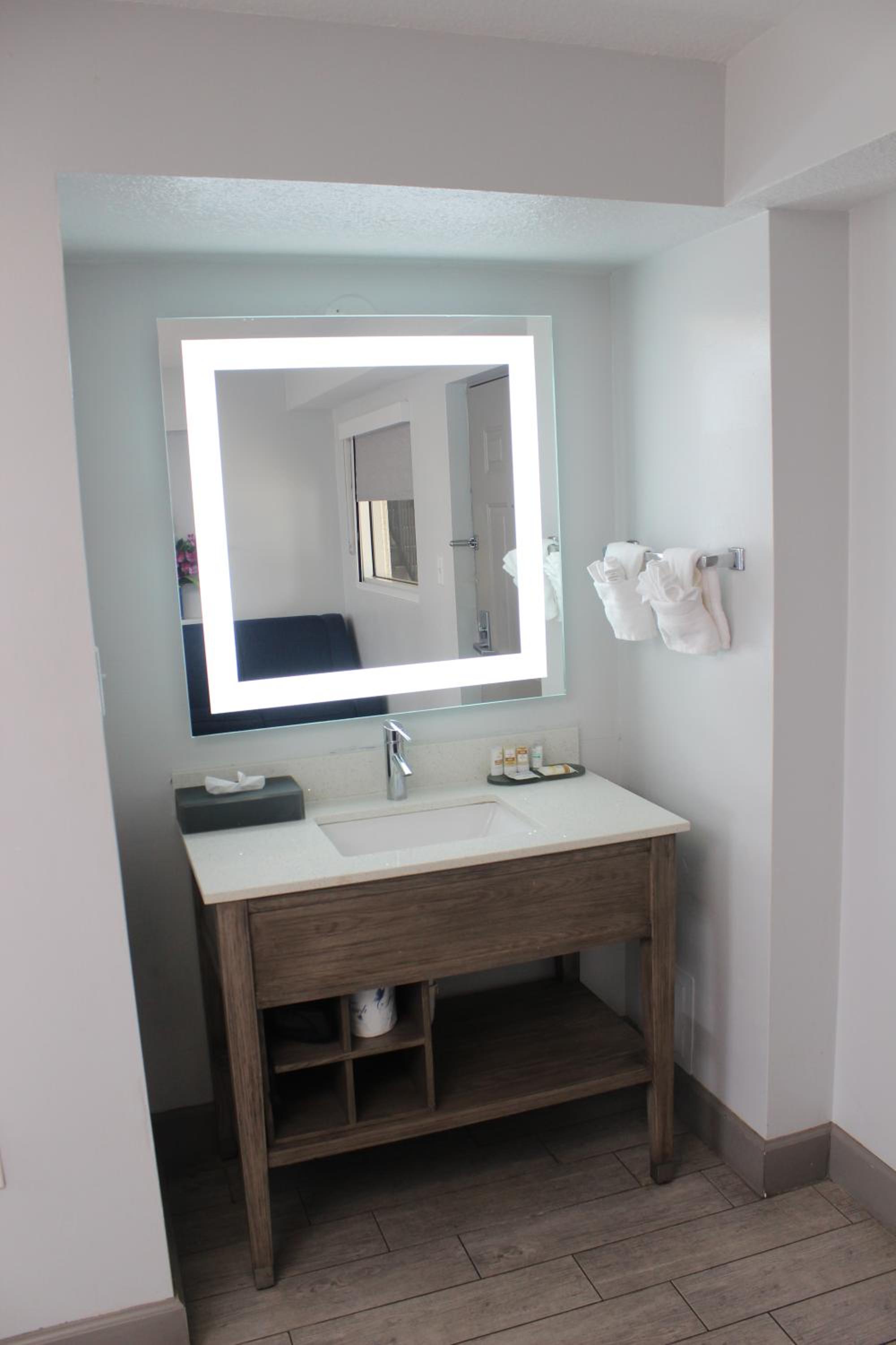 Oceanfront King Suite with Jettet Tub - Non-Smoking - Photo 4