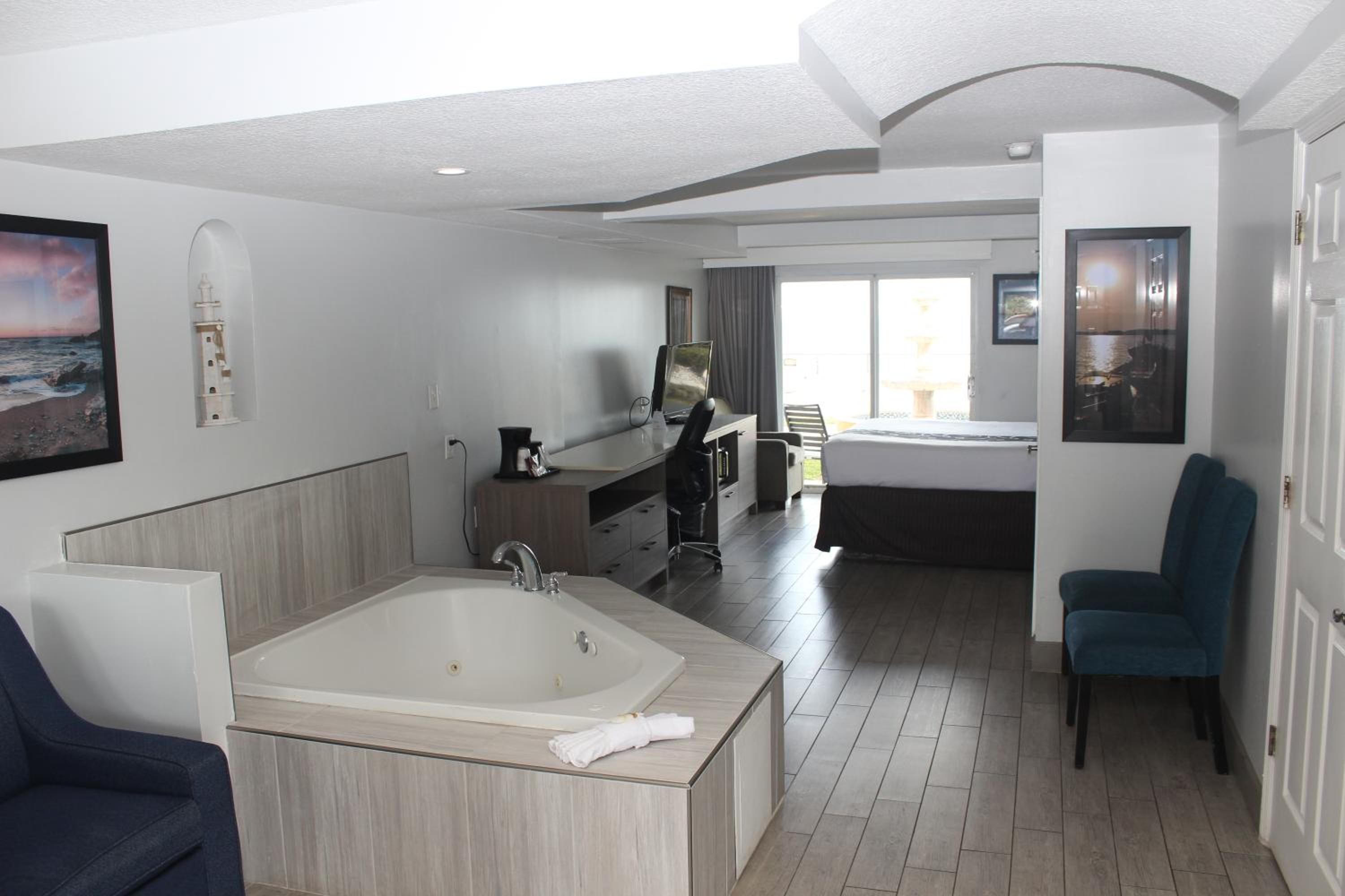 Oceanfront King Suite with Jettet Tub - Non-Smoking - Photo 1