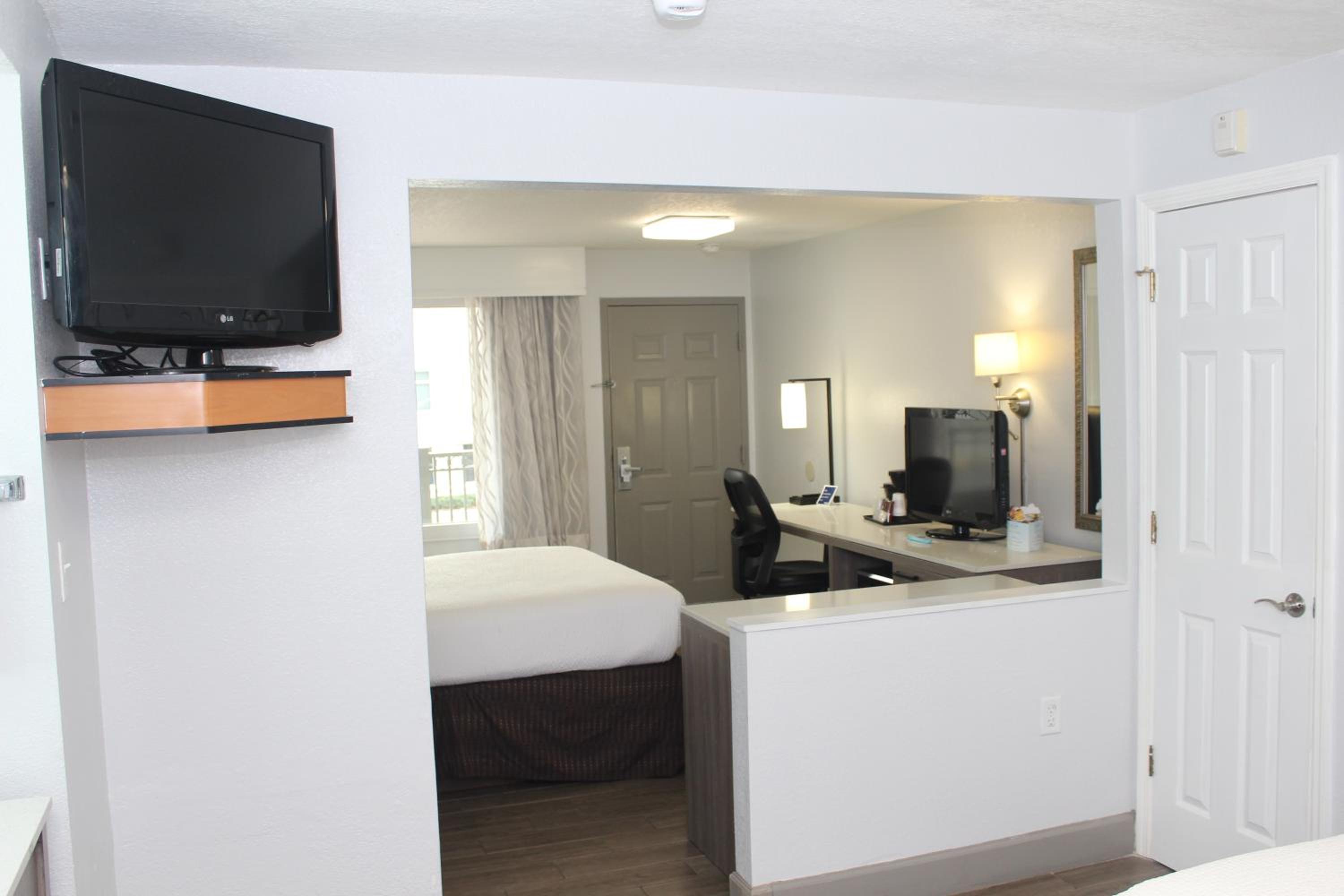 Partial Split Queen Suite with City View - Non-Smoking - Photo 7