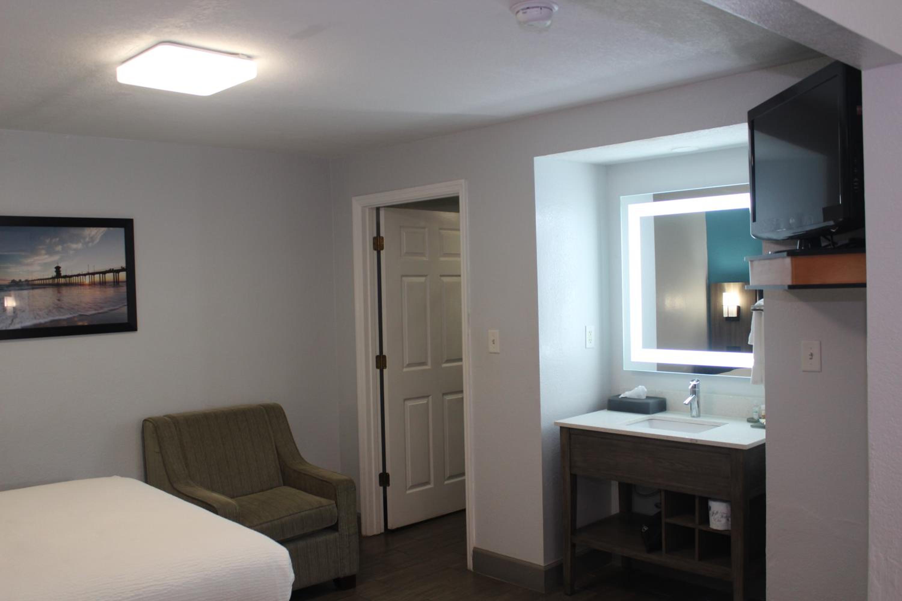 Partial Split Queen Suite with City View - Non-Smoking - Photo 10