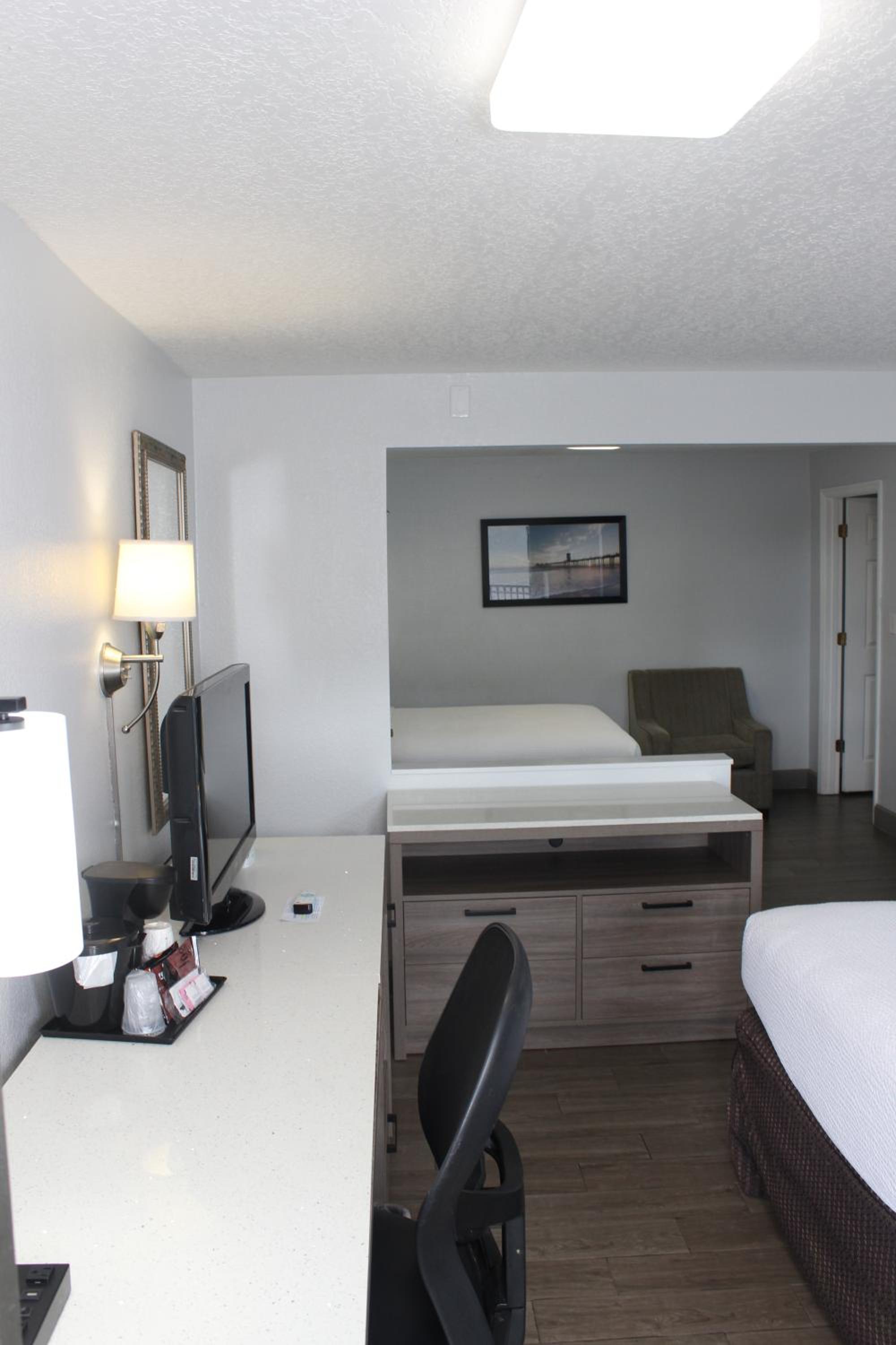 Partial Split Queen Suite with City View - Non-Smoking - Photo 12