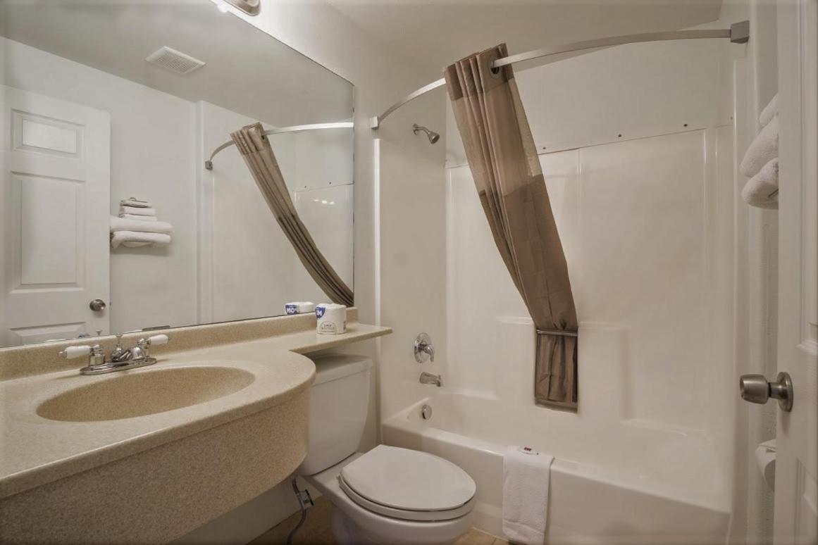 Queen Room - Non-Smoking - Photo 3