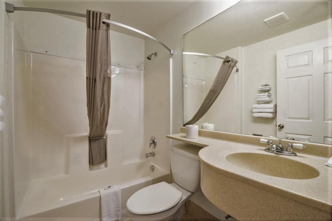 Queen Room with Two Queen Beds - Non-Smoking - Photo 4