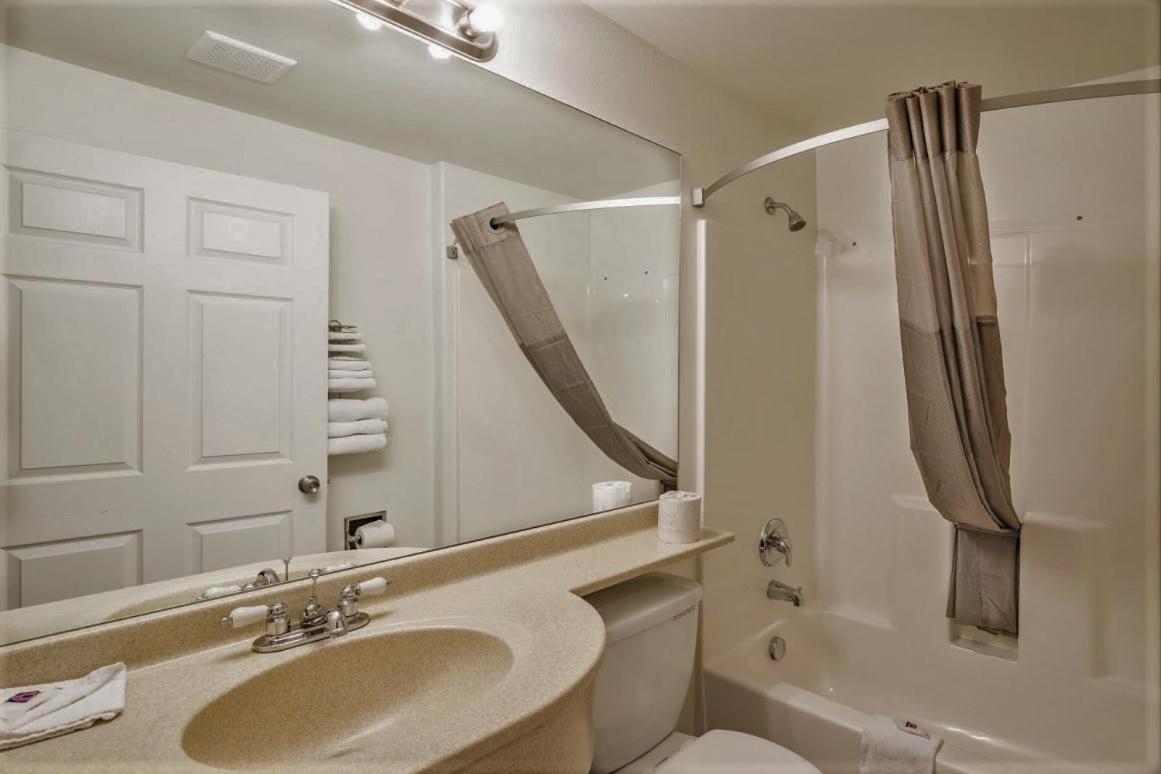Queen Suite - Non-Smoking - Photo 2