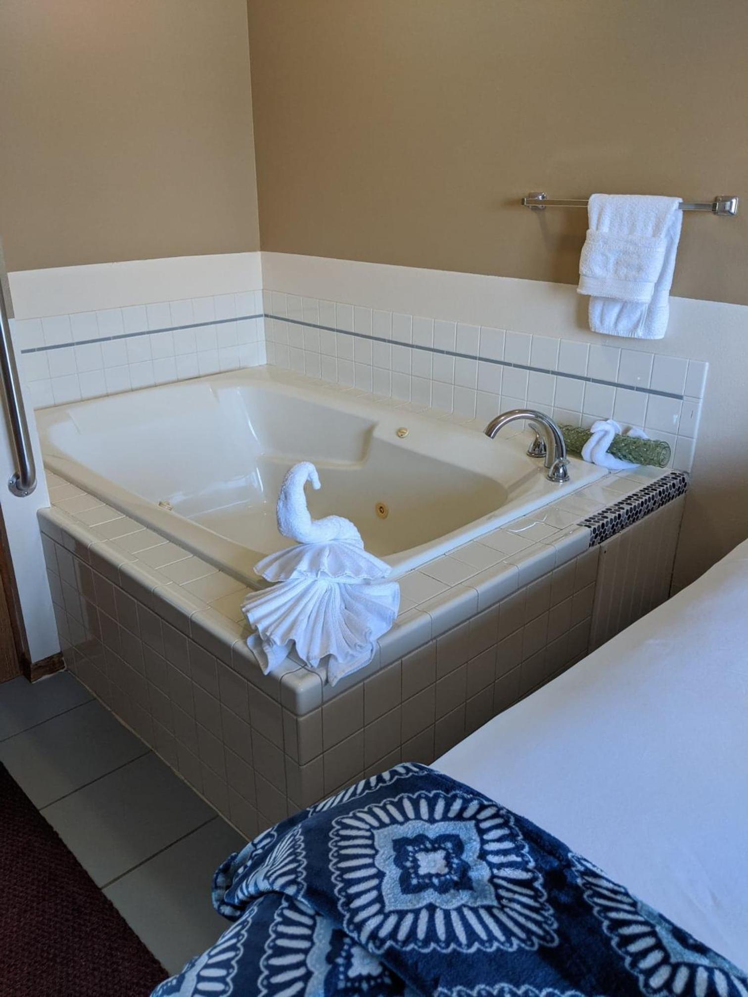 Queen Room with Spa Bath - Dog Friendly photo 2