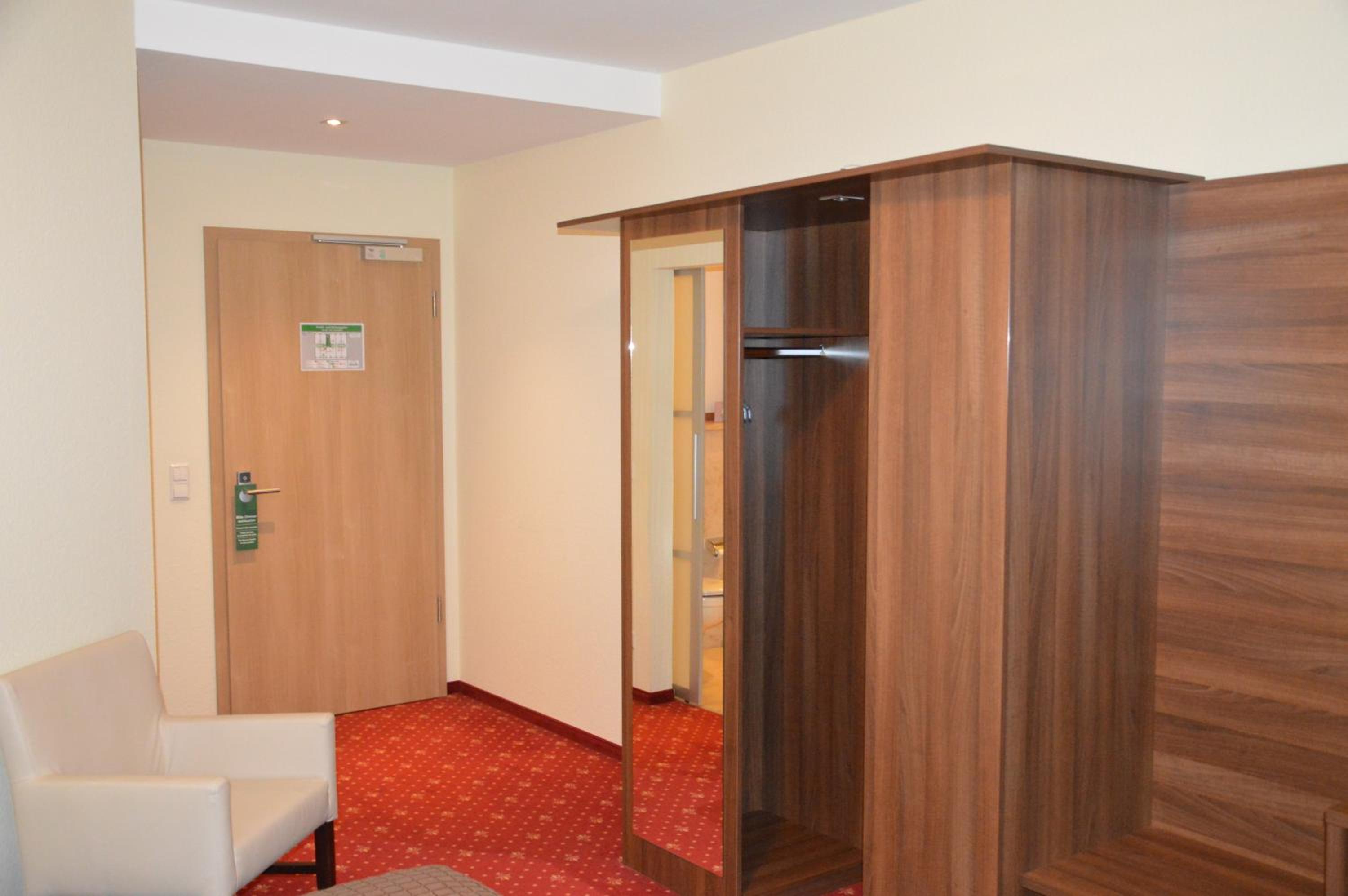 Budget Double Room - Photo 6