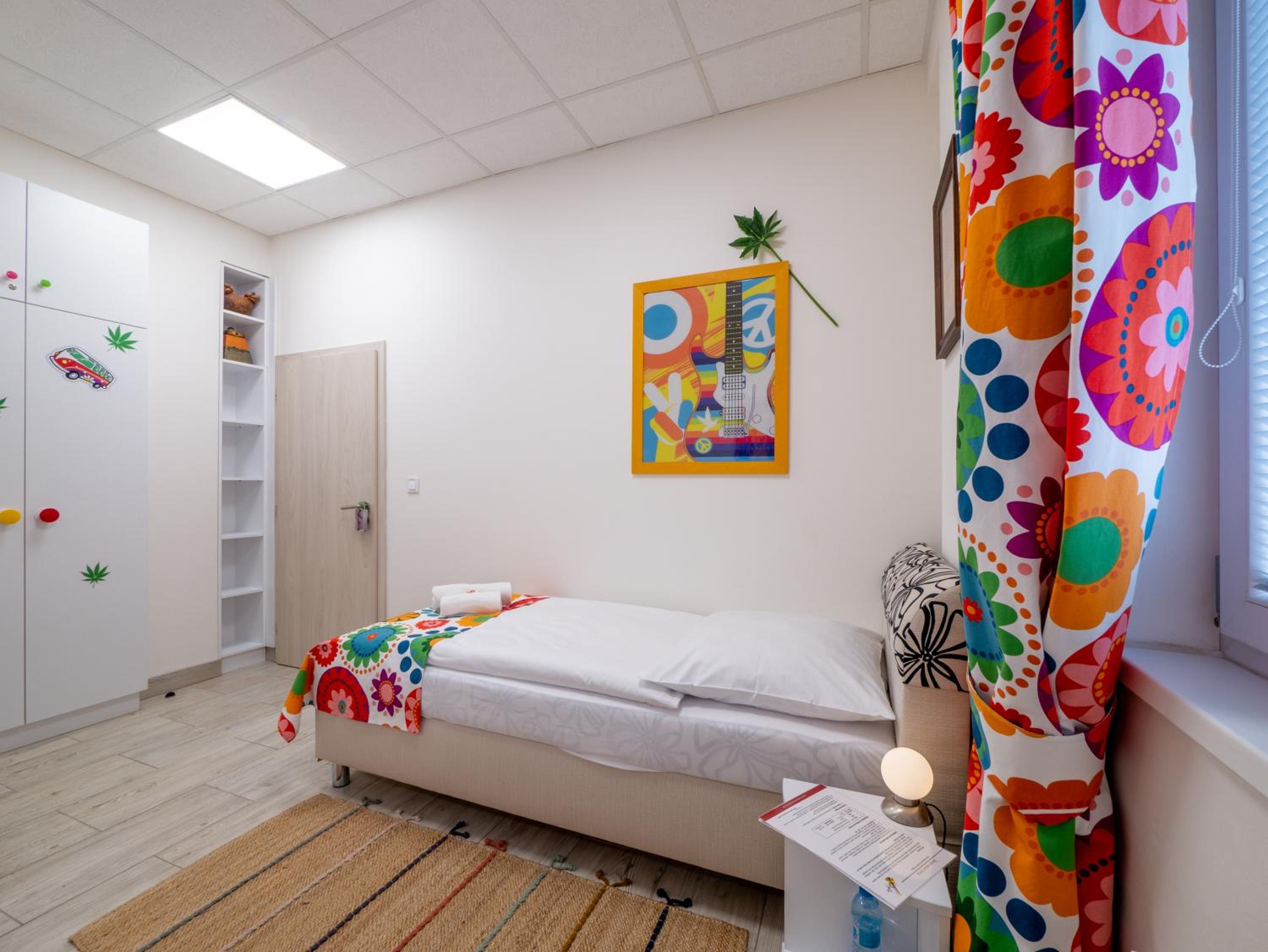 Standard Twin Room - Photo 4