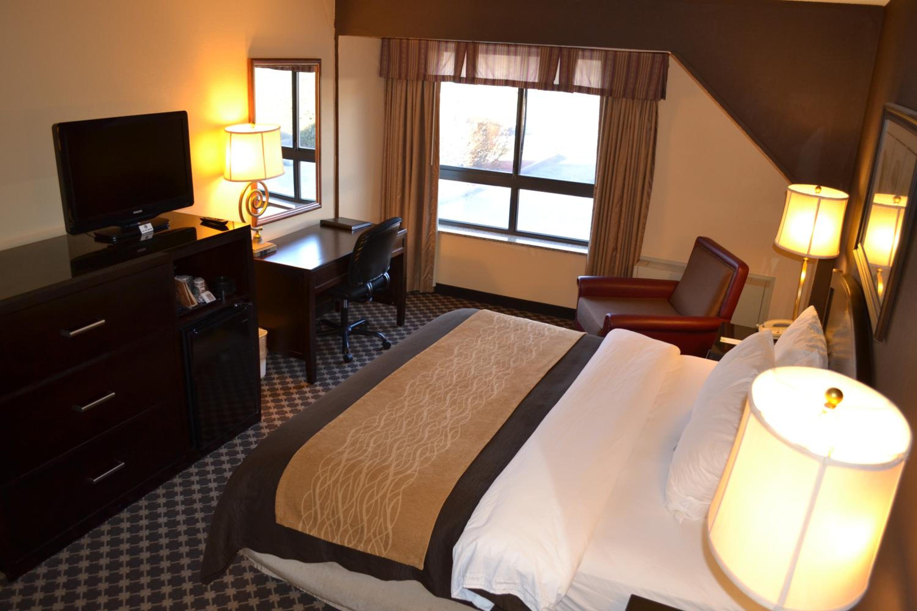 King Room - Non-Smoking - Photo 9