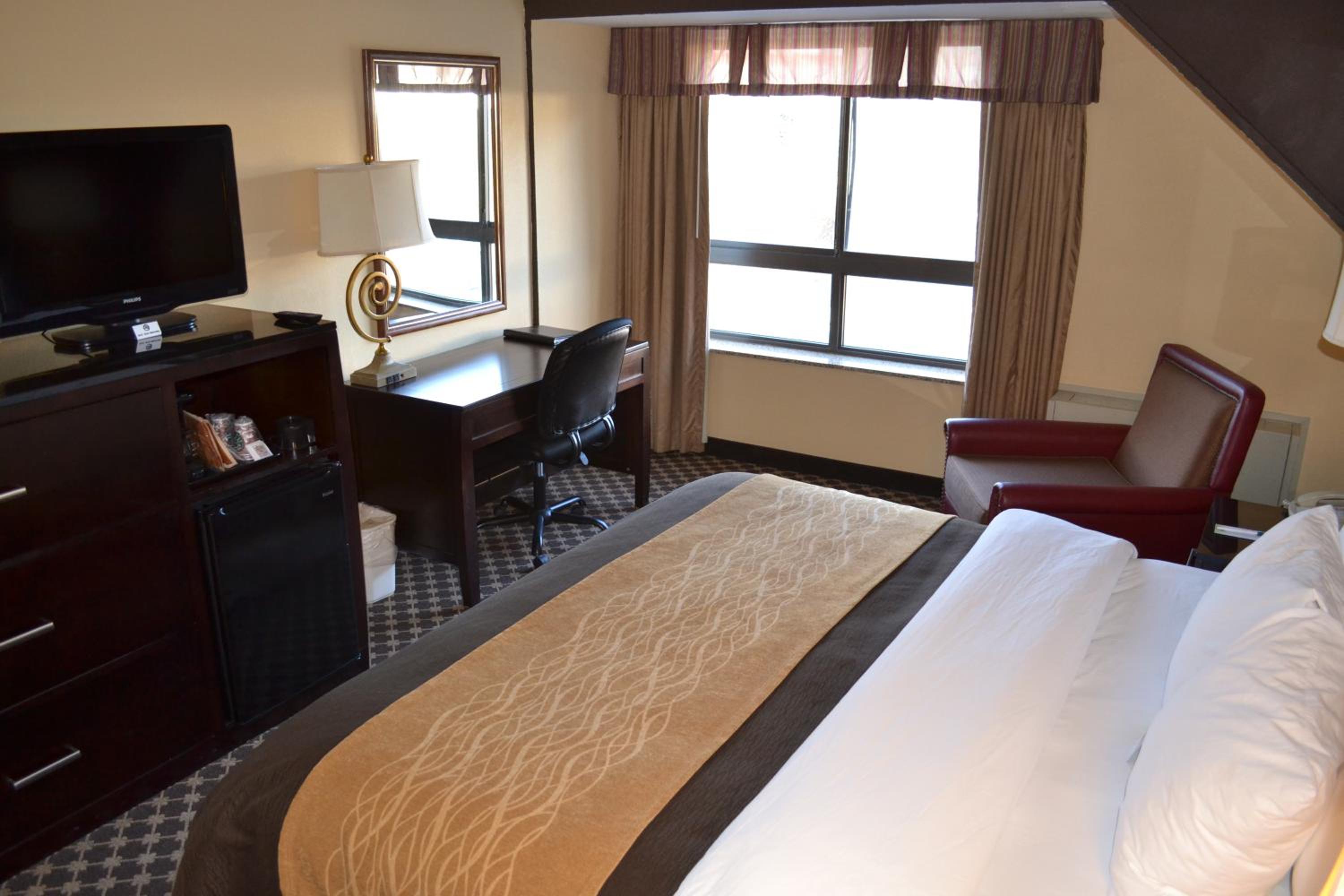 King Room - Non-Smoking - Photo 7