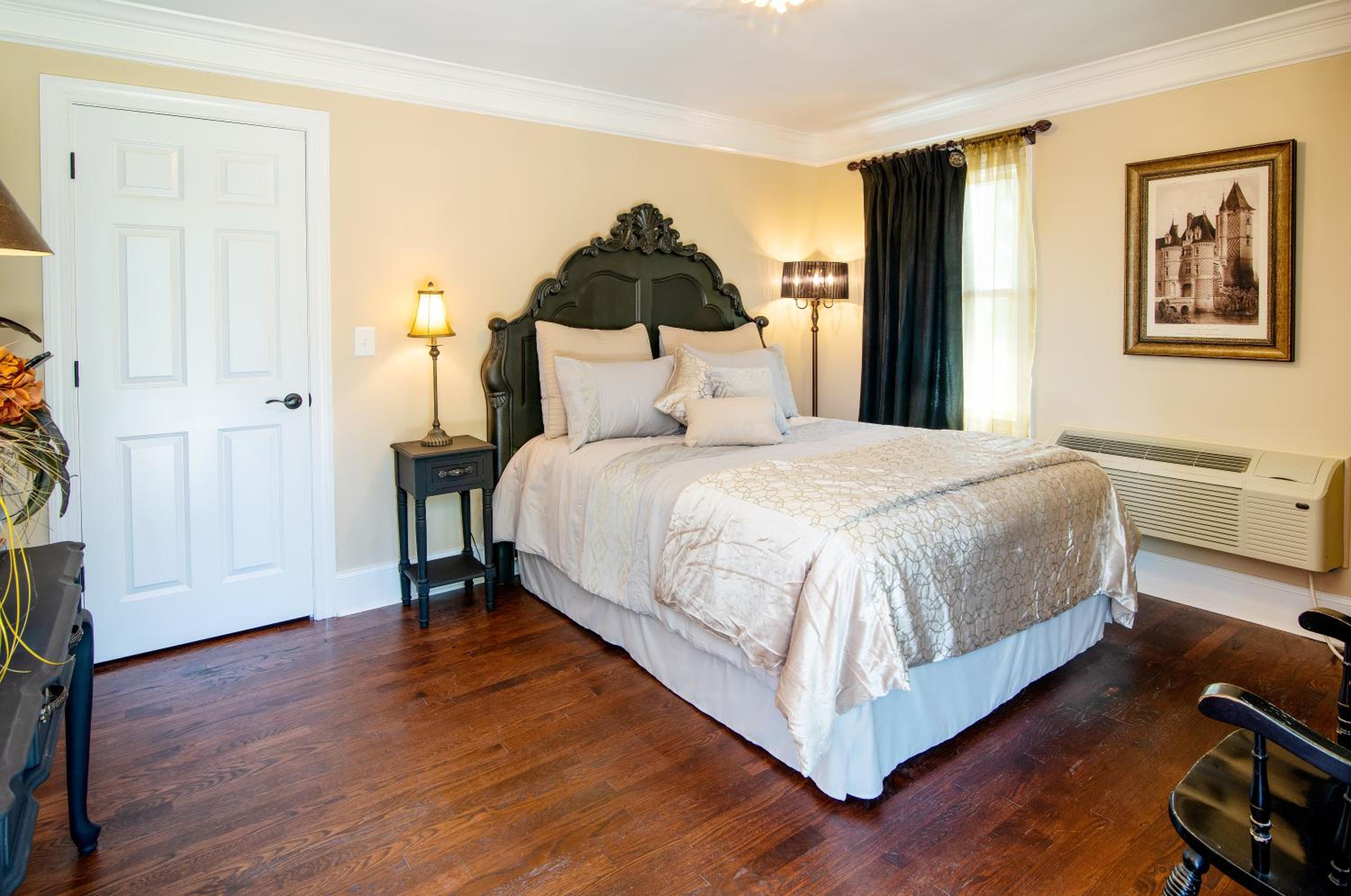 Queen Room photo 1