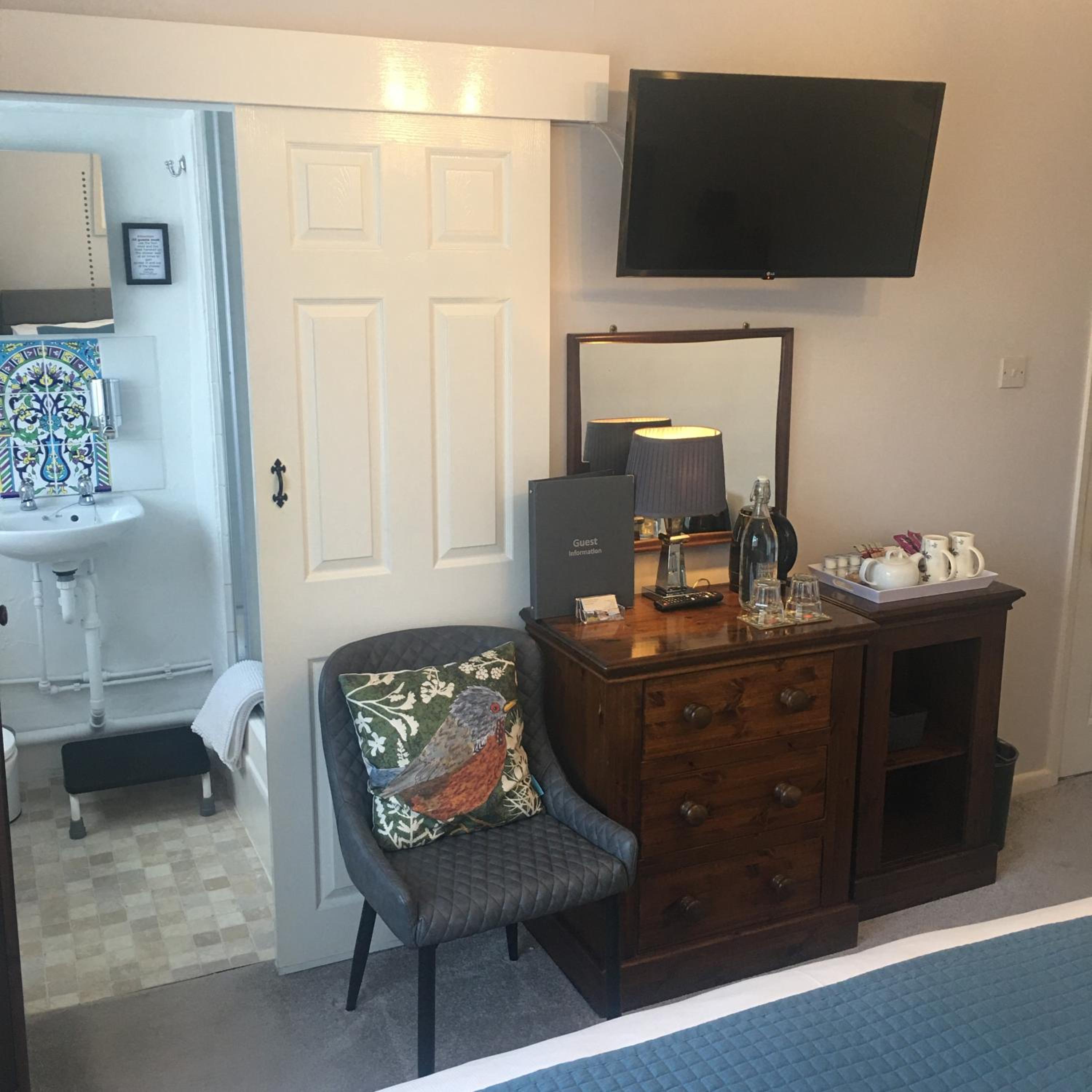 Double or Twin Room with Private Bathroom photo 3
