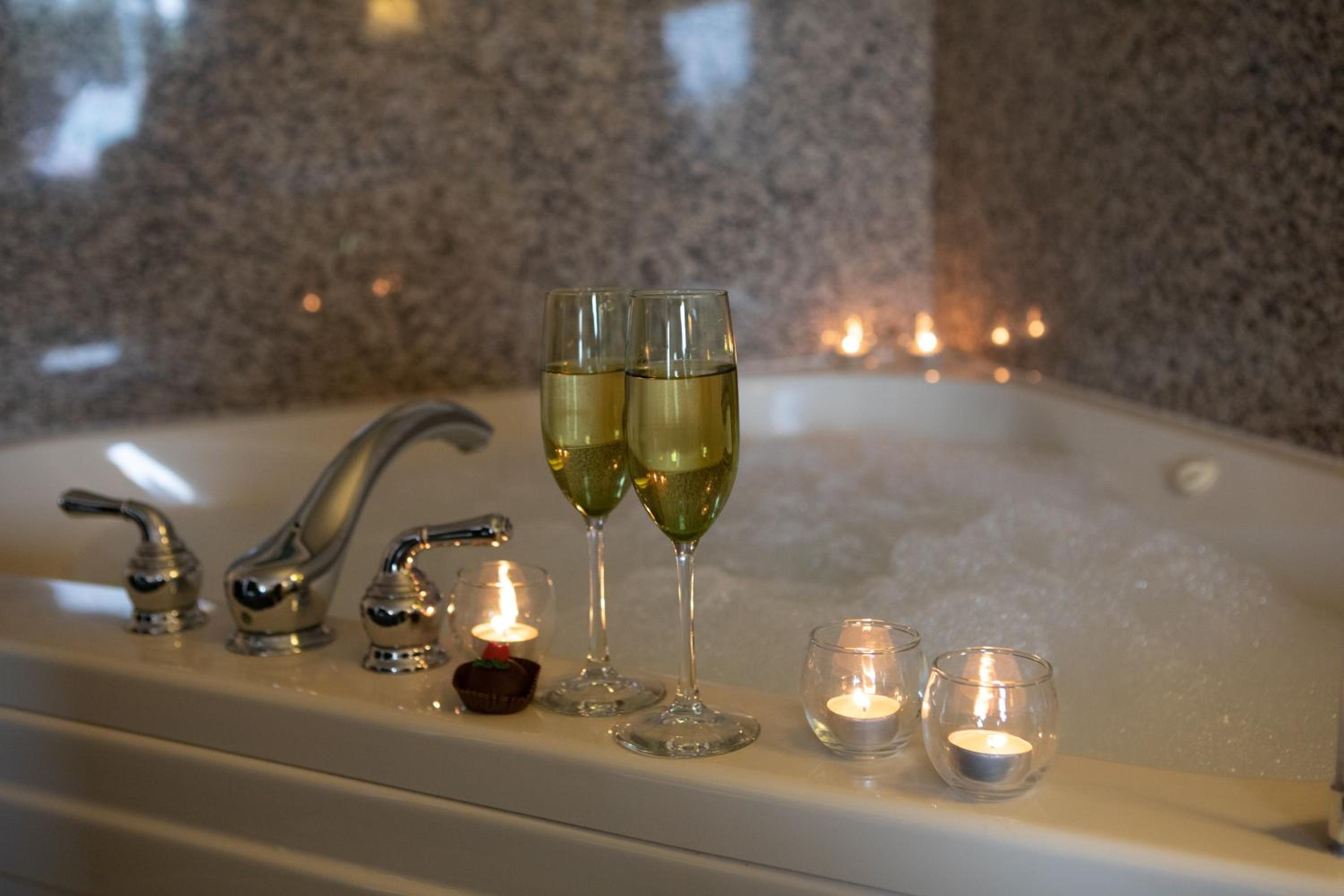 Suite with Spa Bath (No Pets) photo 3