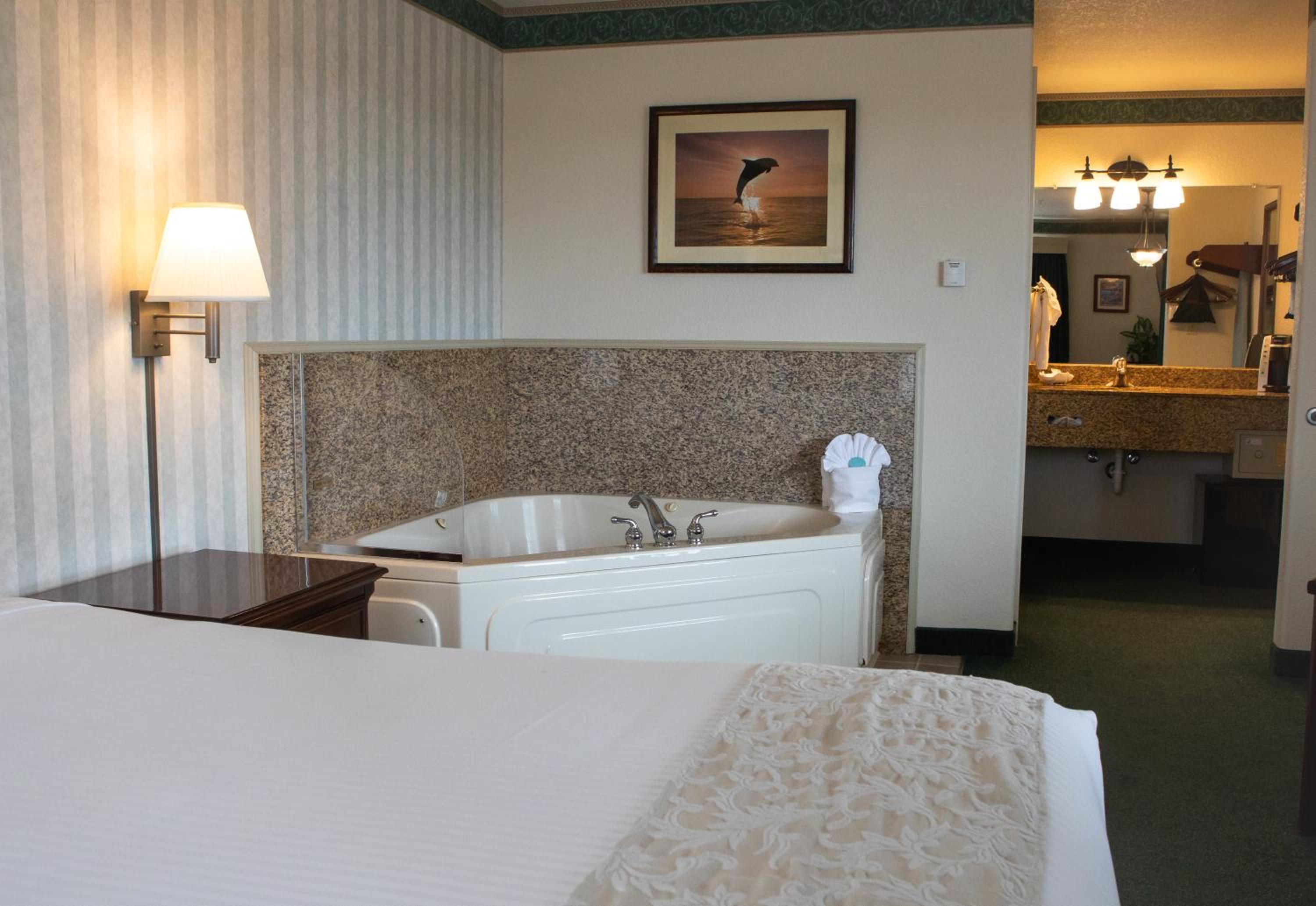 Queen Suite with Spa Bath (No Pets) photo 2