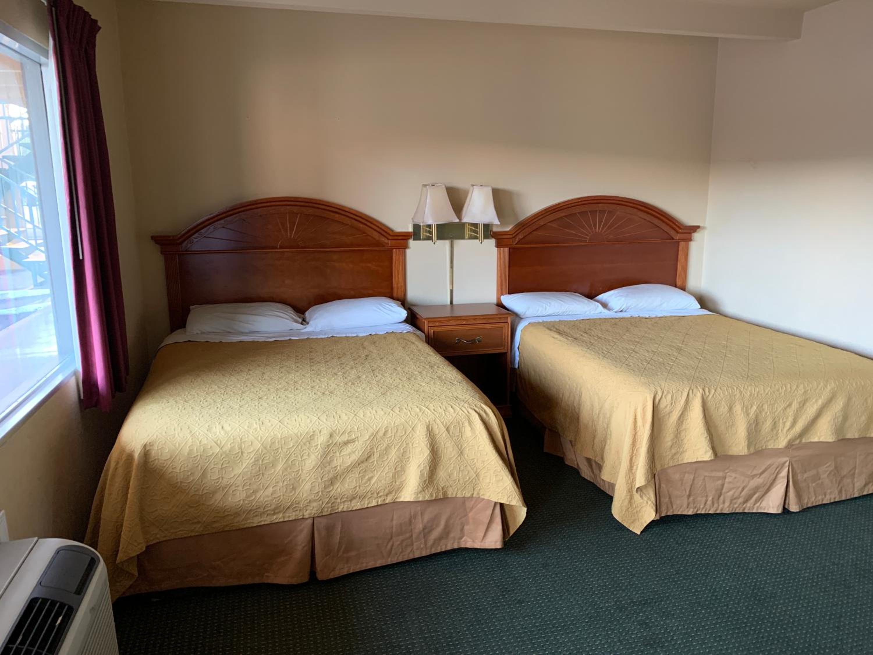Quadruple Room With Two Queen Beds - Non Smoking photo 2