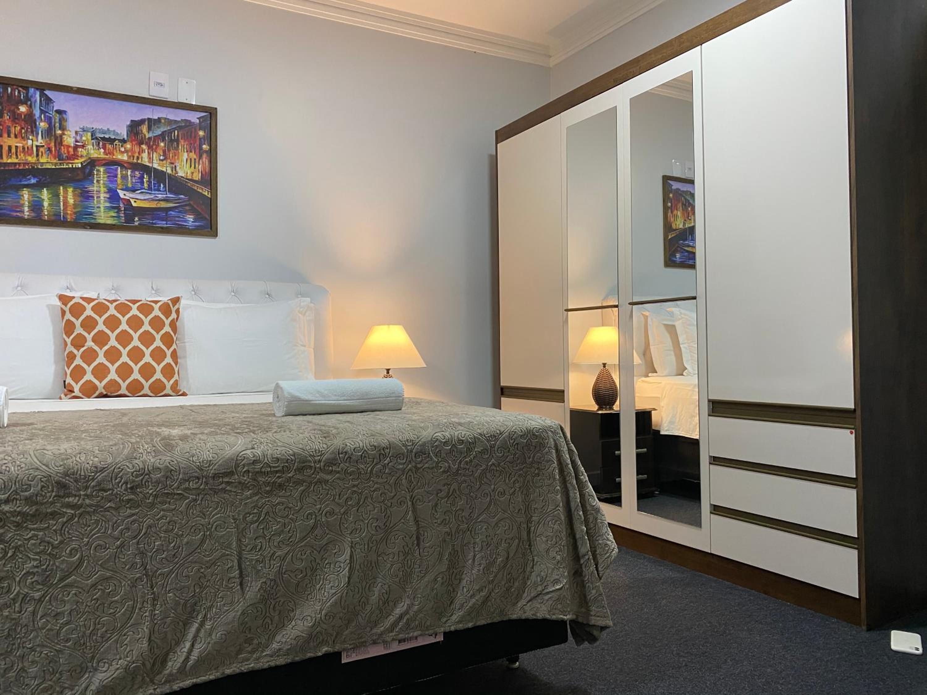 Deluxe King Suite - Photo 7