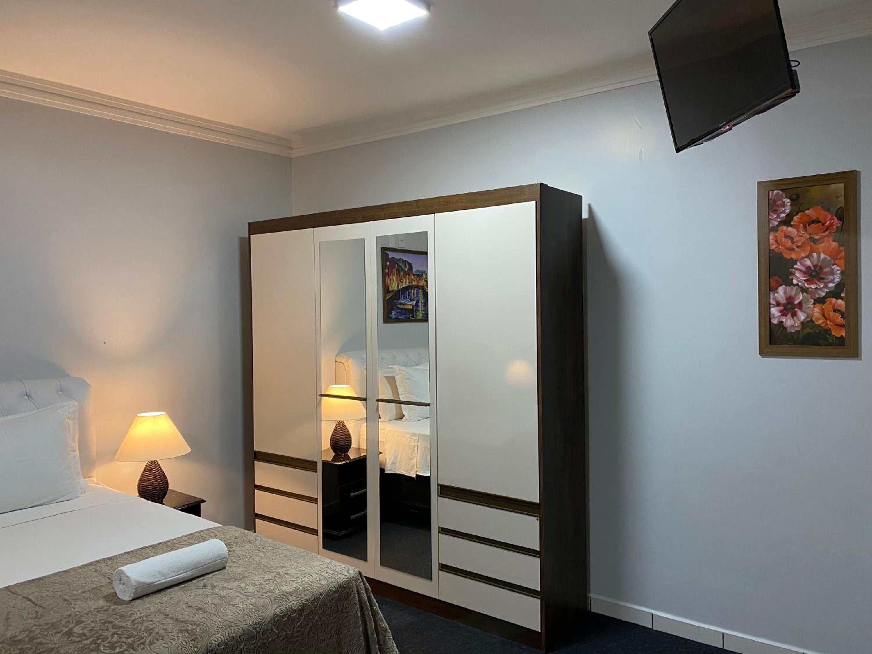 Deluxe King Suite - Photo 8
