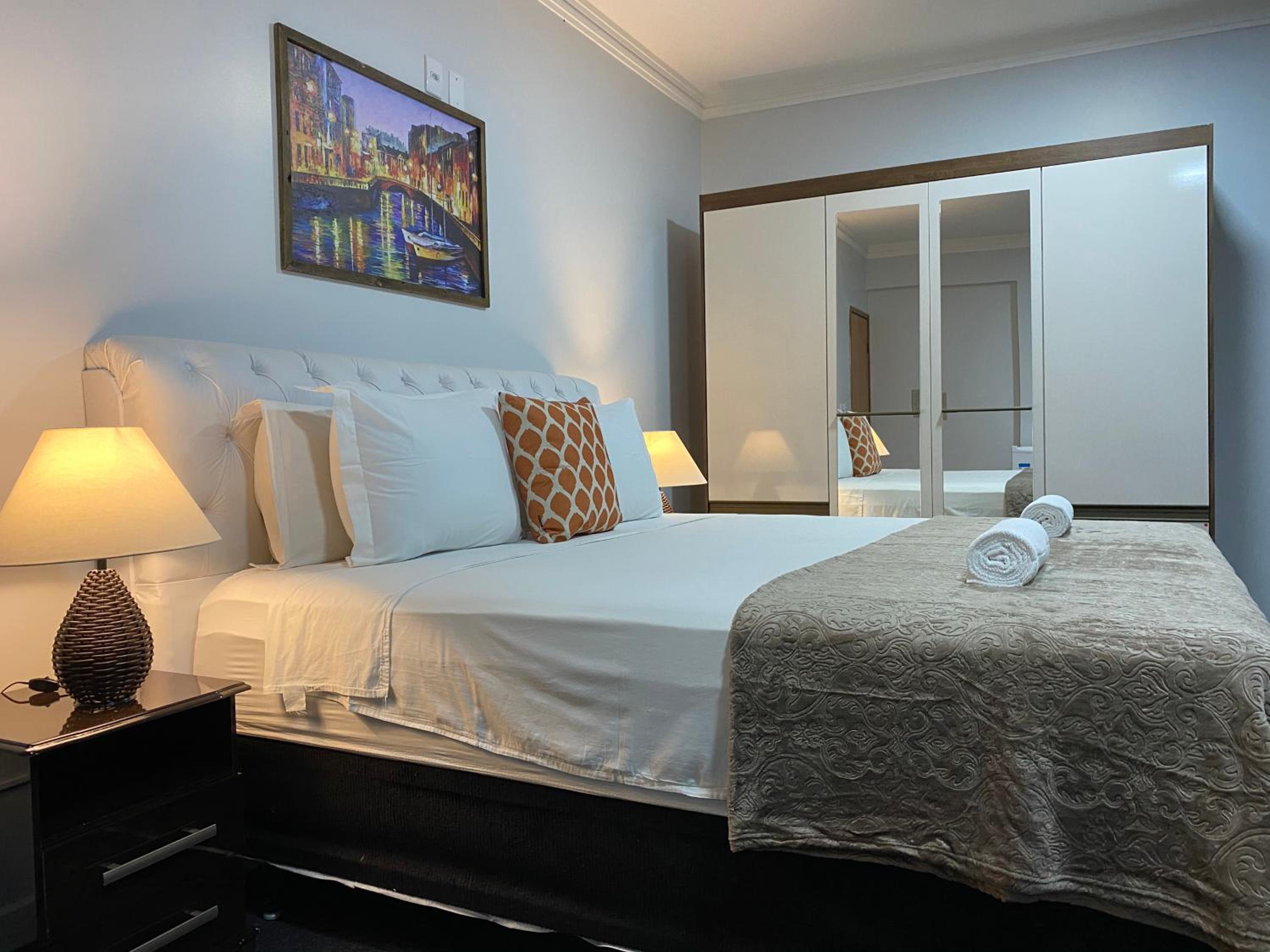 Deluxe King Suite - Photo 2