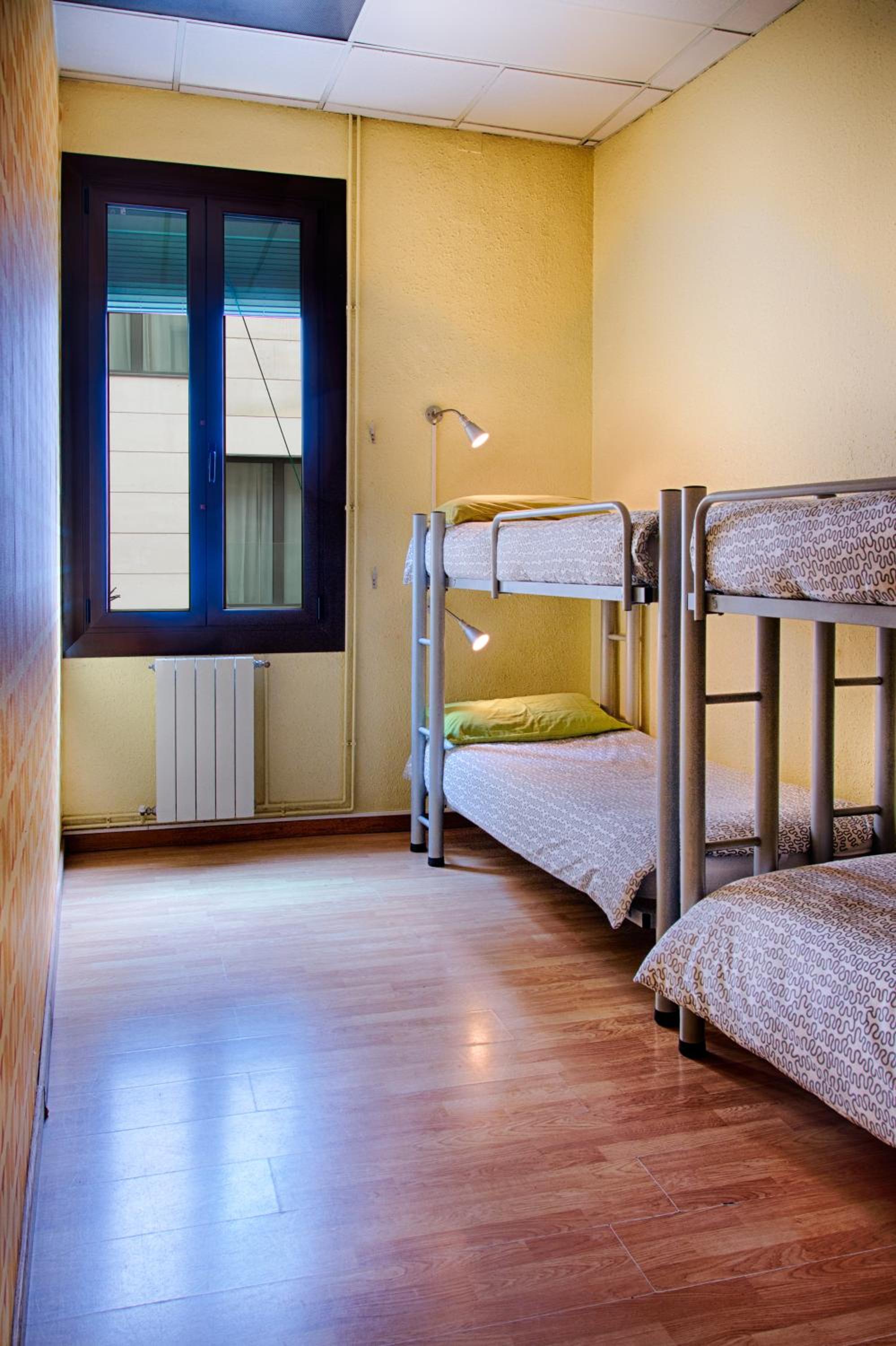 Bed in Mixed Dormitory Room (8-Bed) photo 3