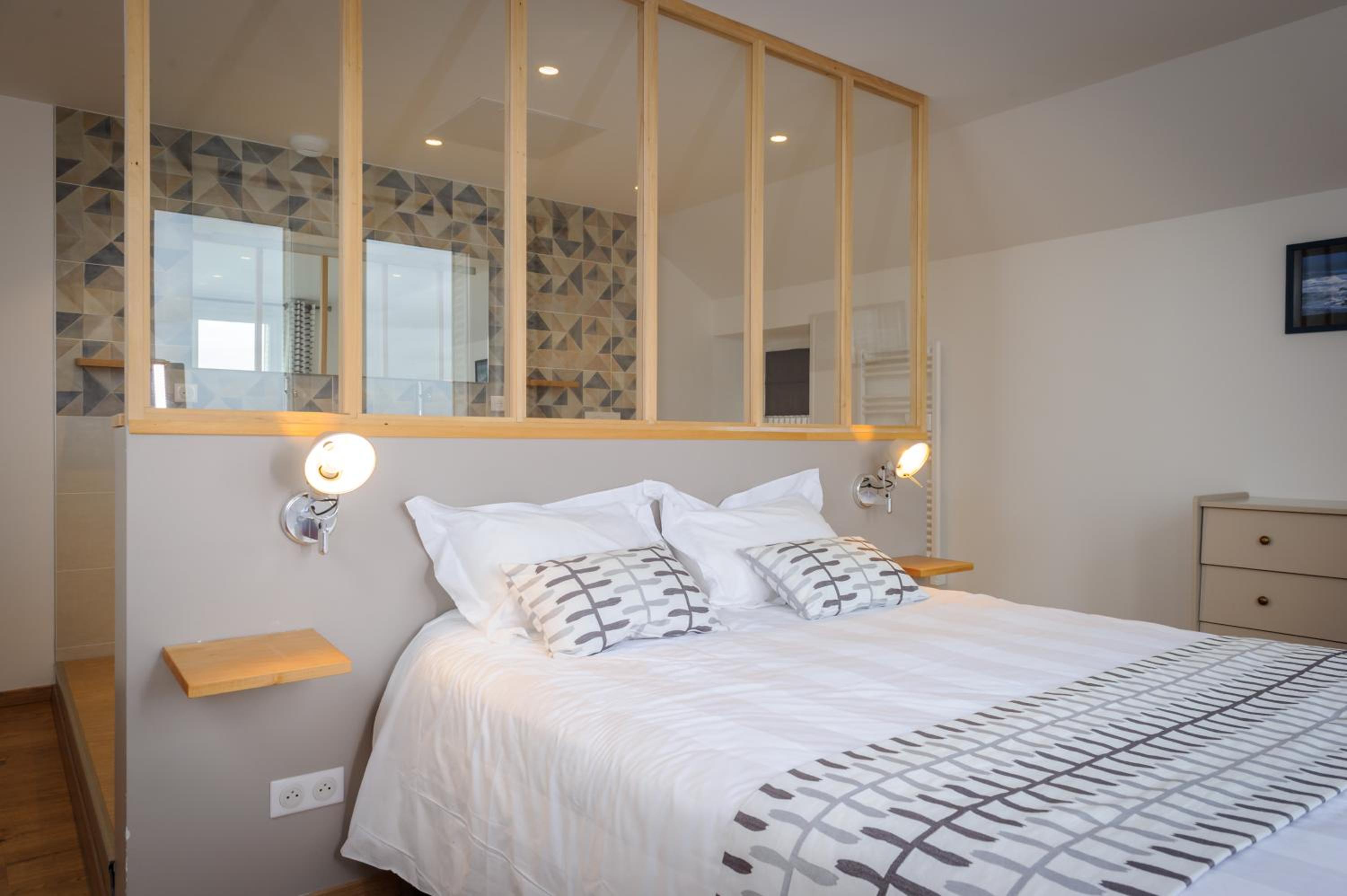 Five-Bedroom House - Photo 1