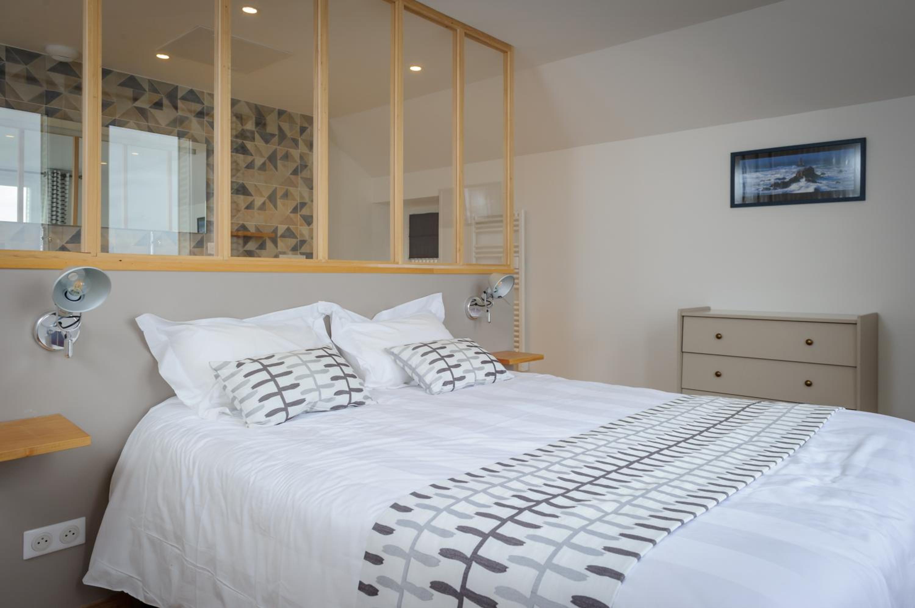 Five-Bedroom House - Photo 2