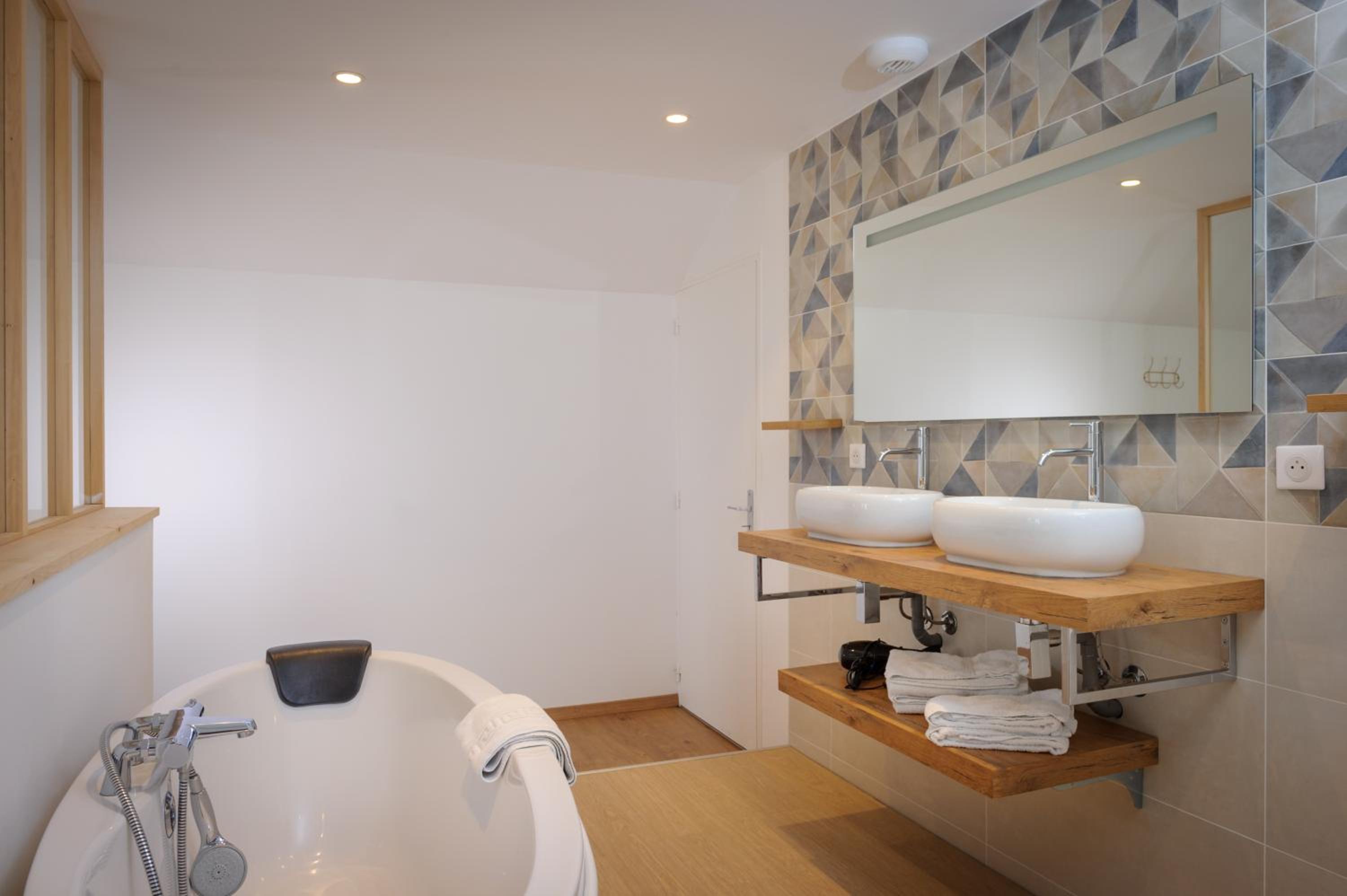Five-Bedroom House - Photo 4