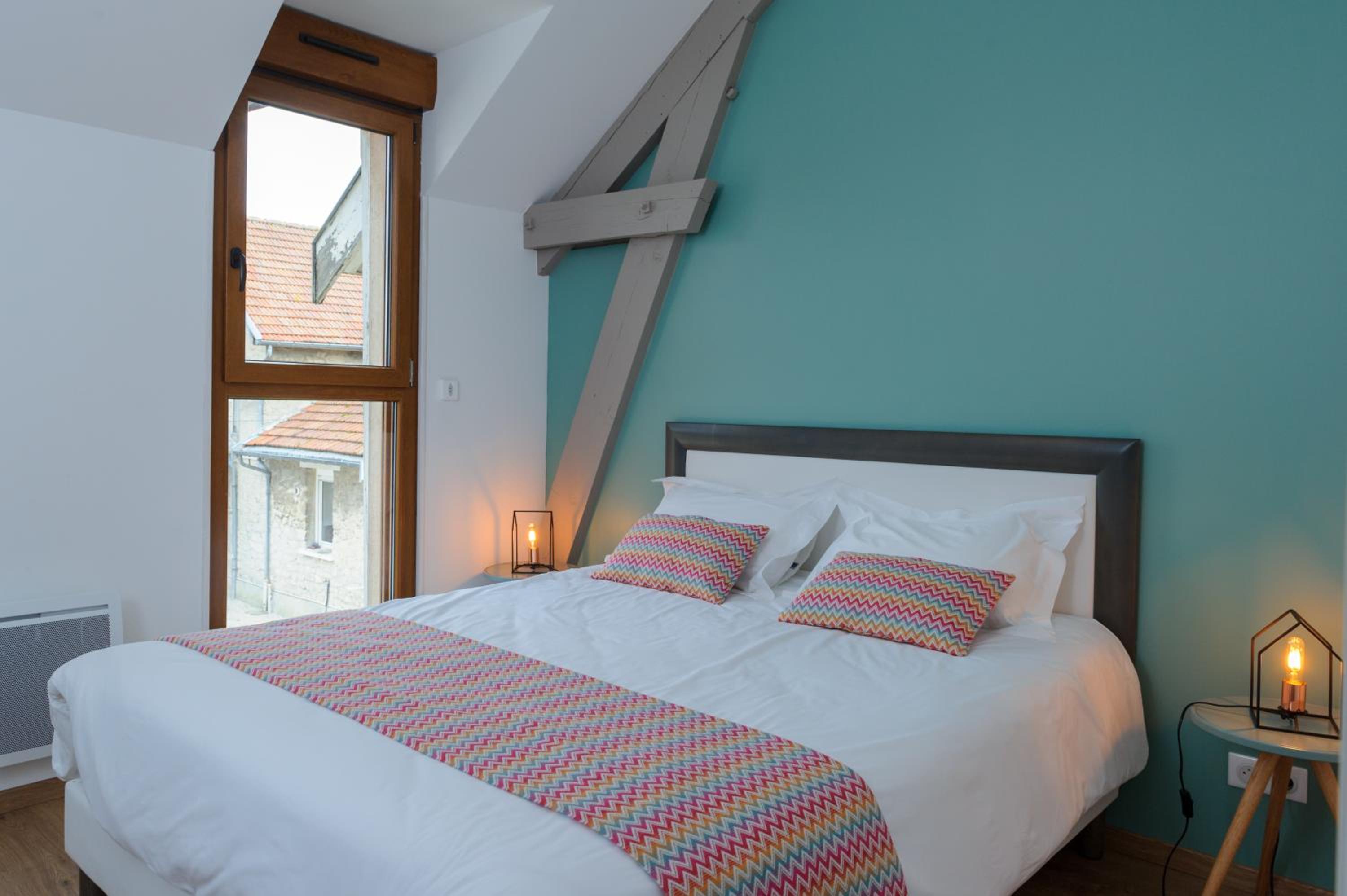 Five-Bedroom House - Photo 8