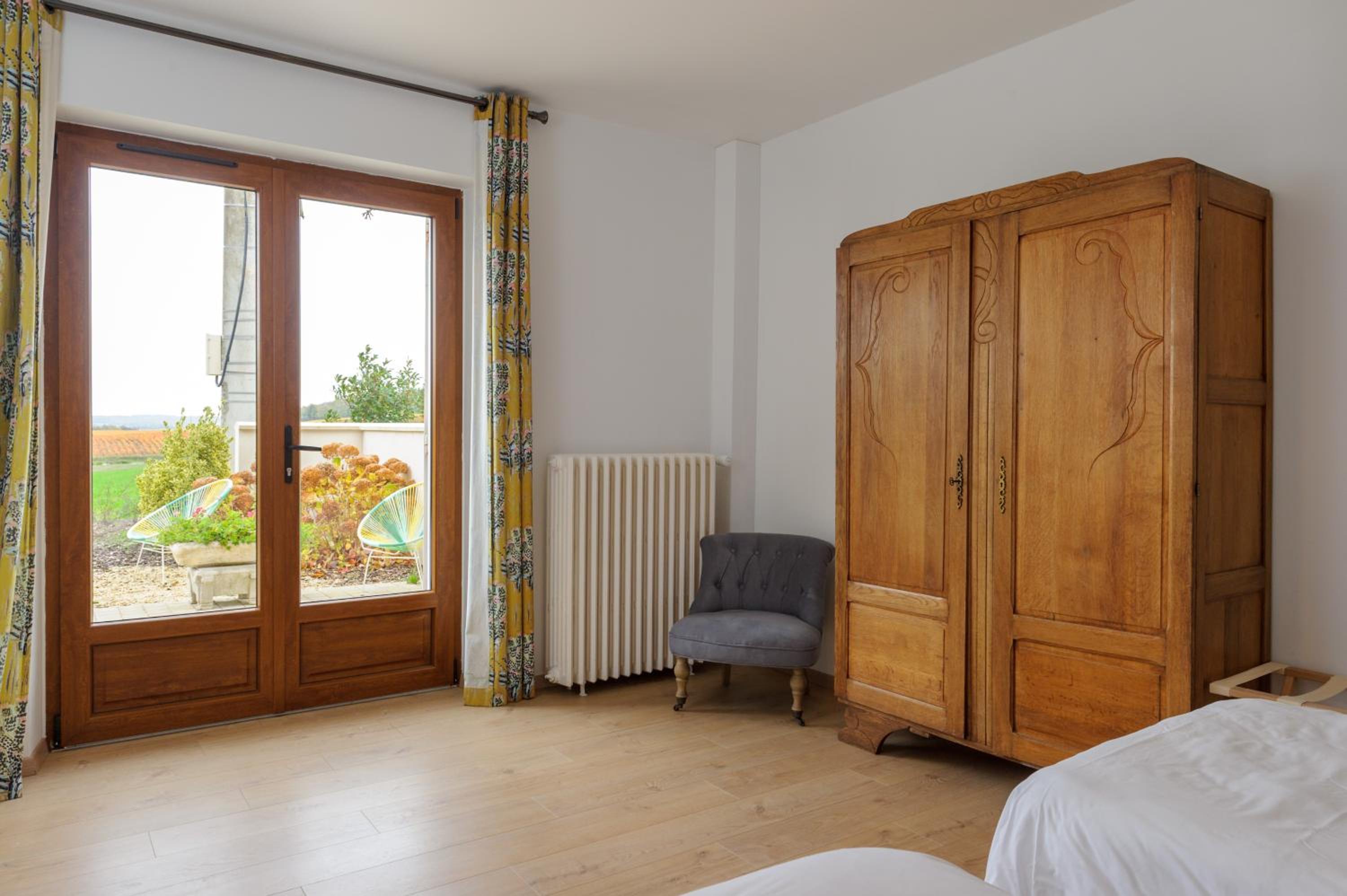 Five-Bedroom House - Photo 12
